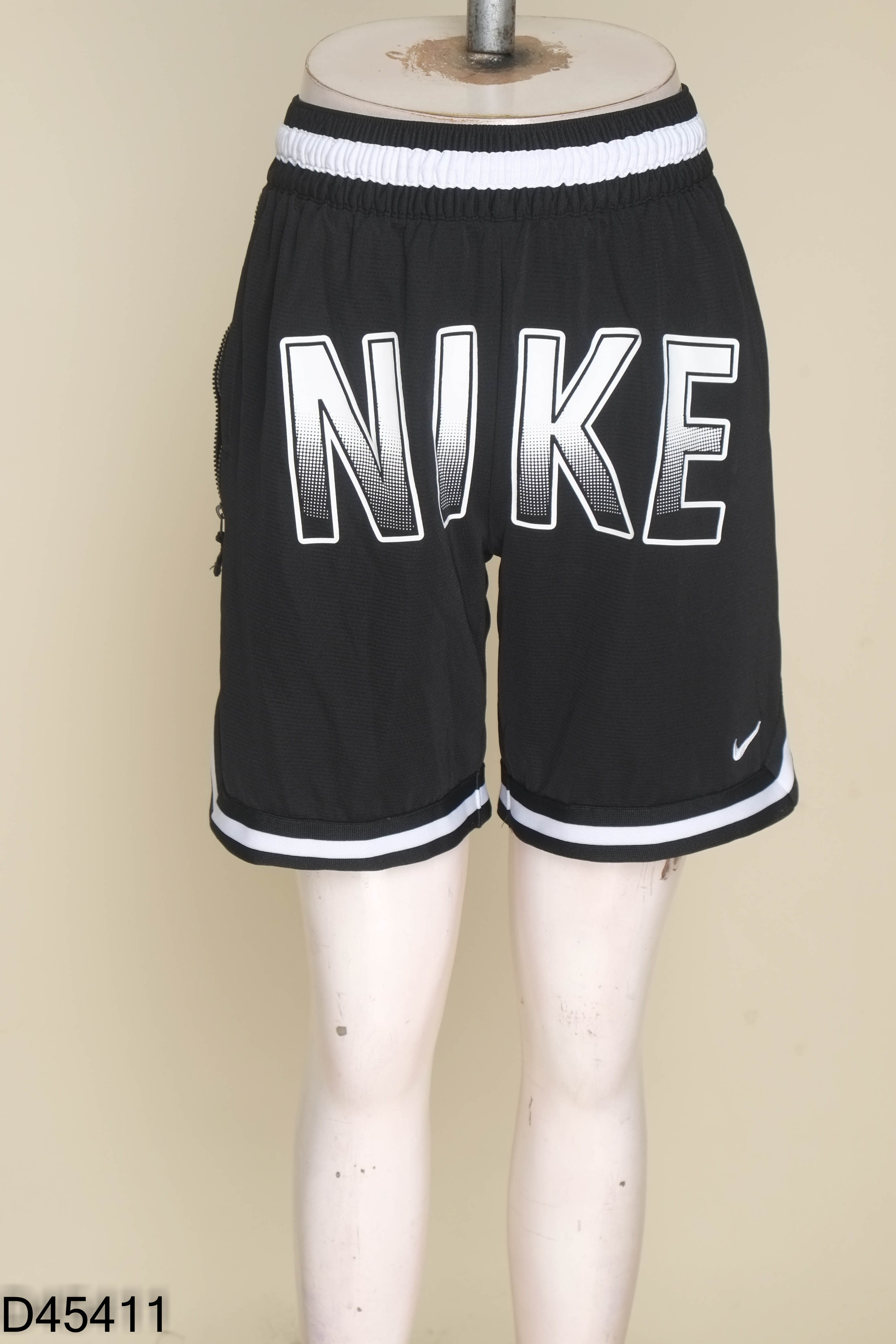 Quần shorts NIKE đen in chữ