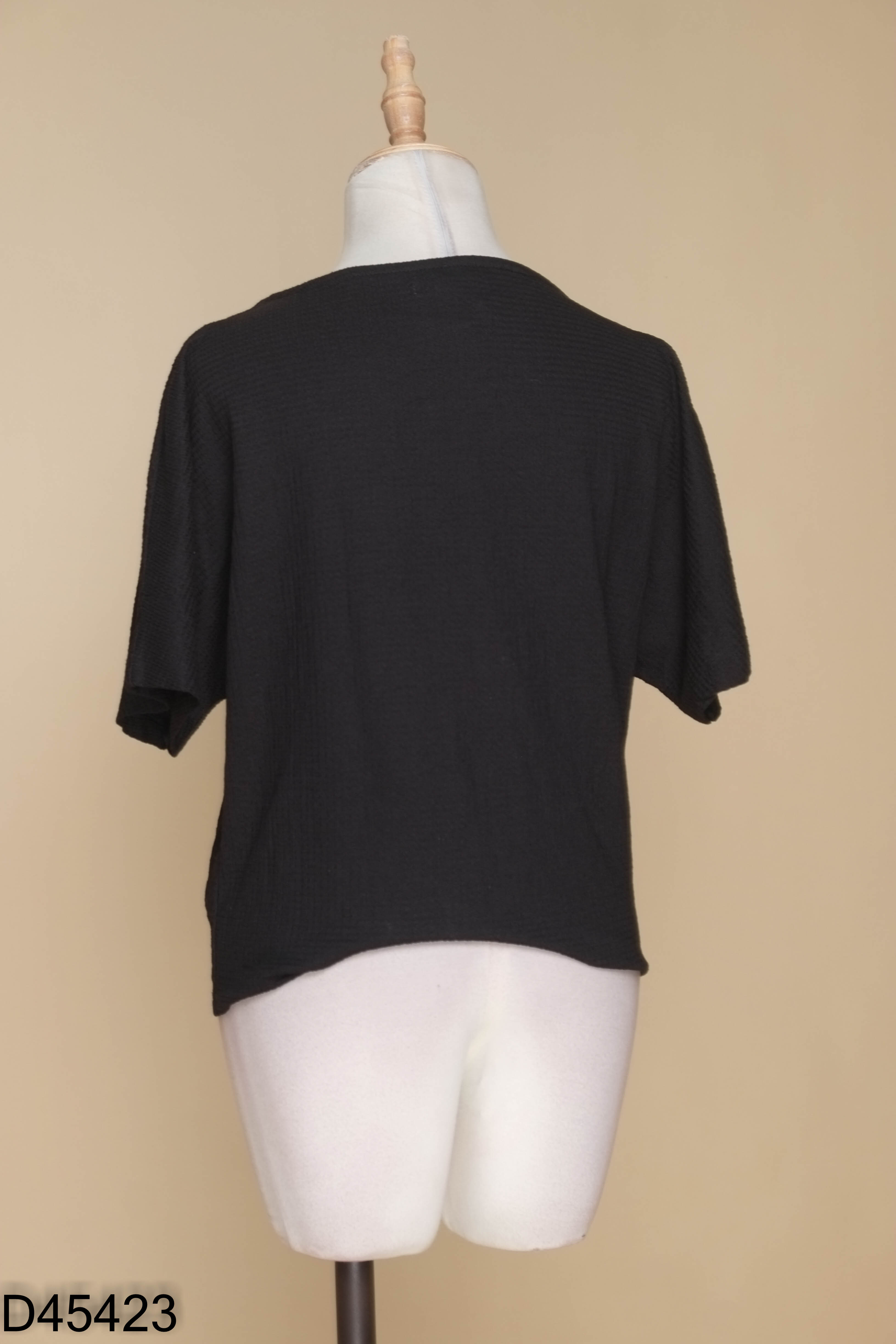 Áo đen ZARA cổ V (xuất)