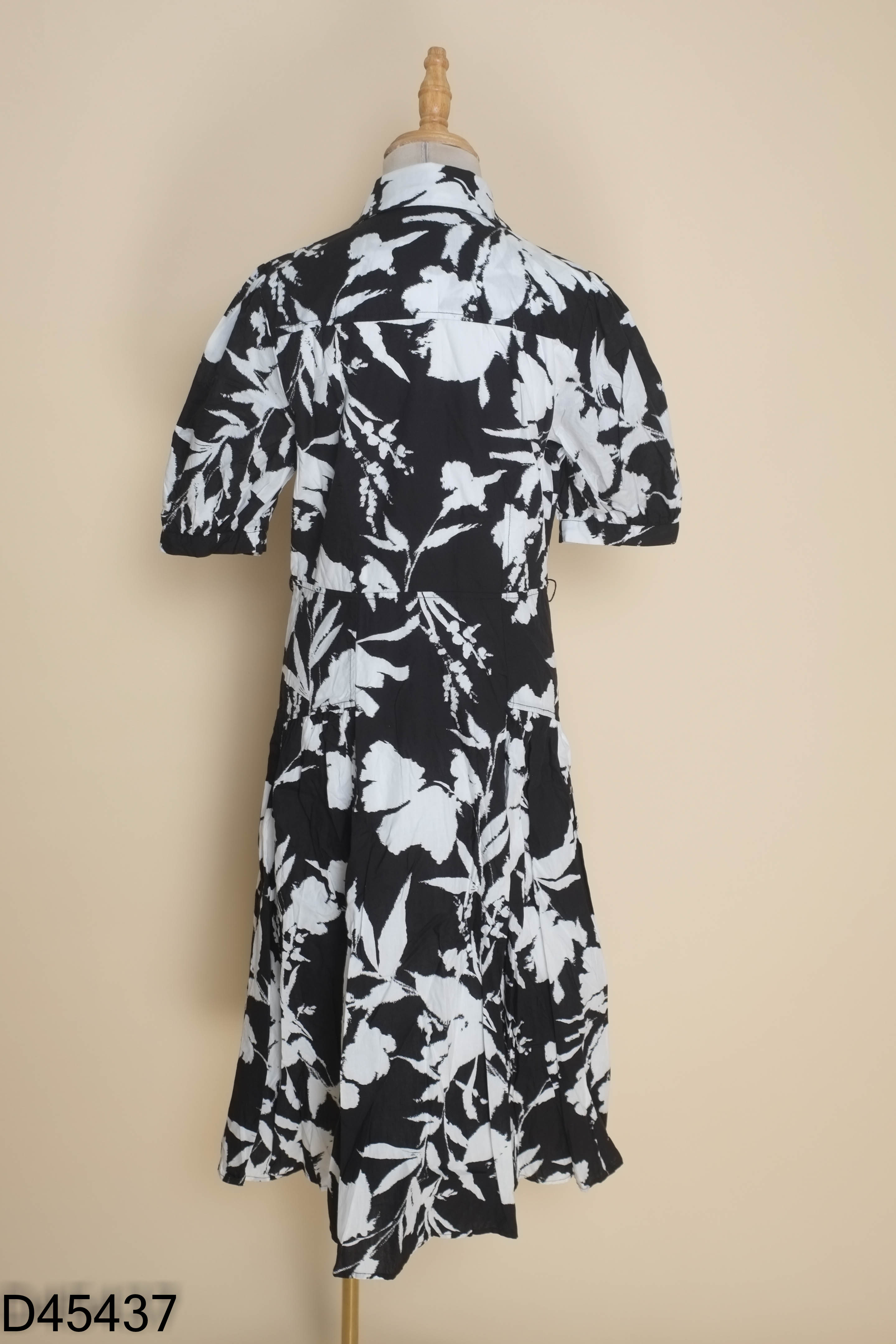 Váy đen họa tiết DKNY