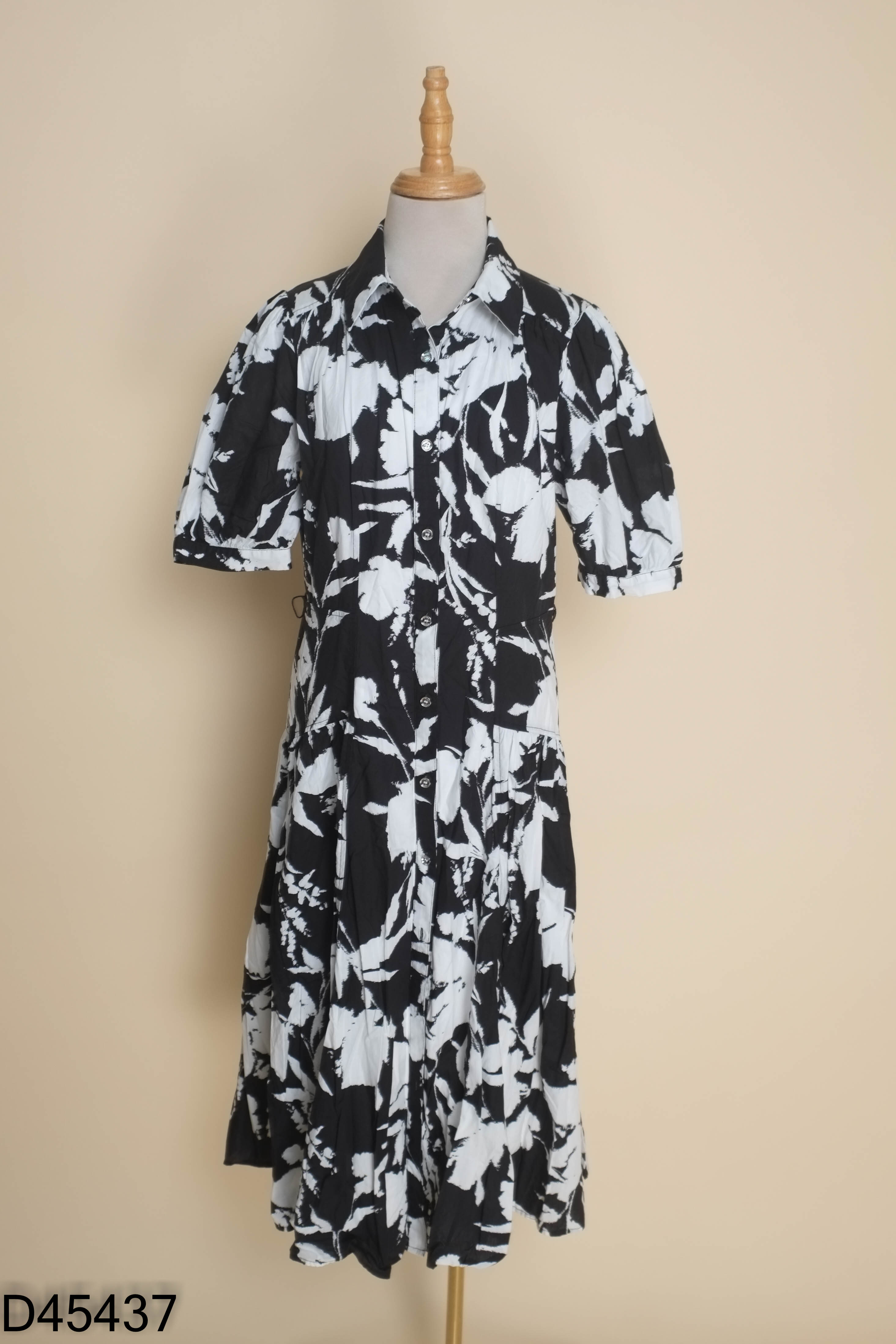 Váy đen họa tiết DKNY