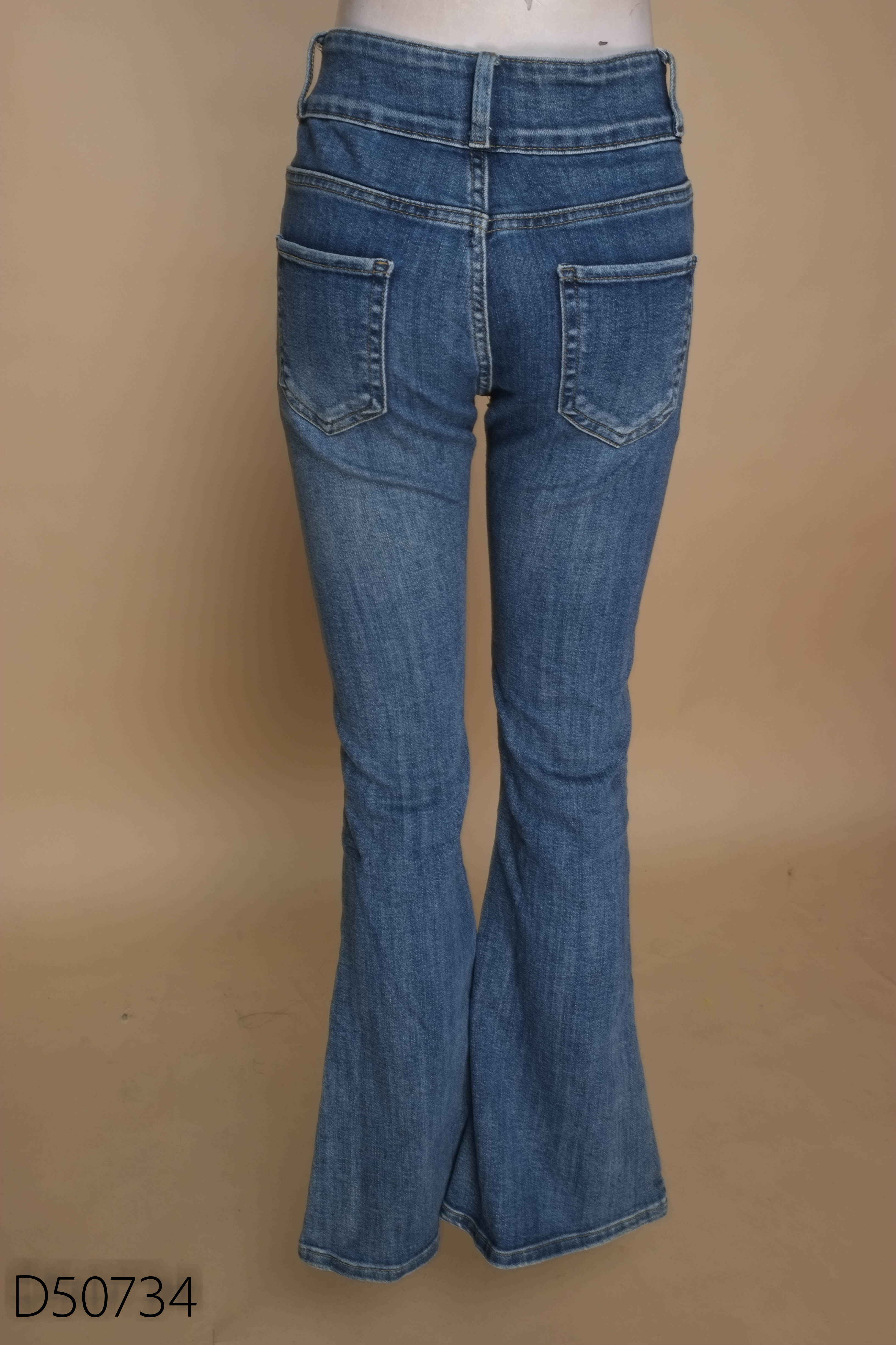 Quần jeans xanh ống loe