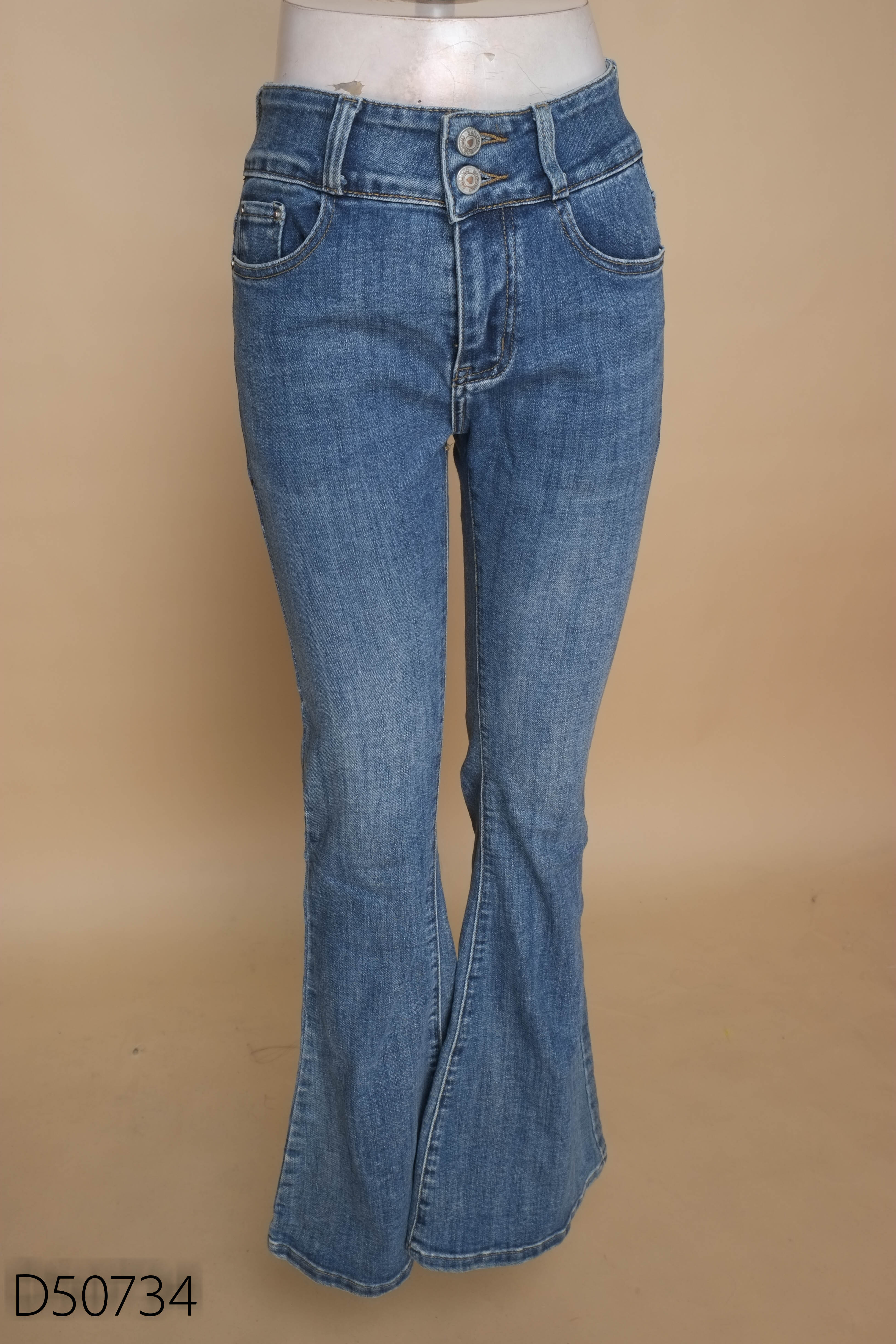 Quần jeans xanh ống loe