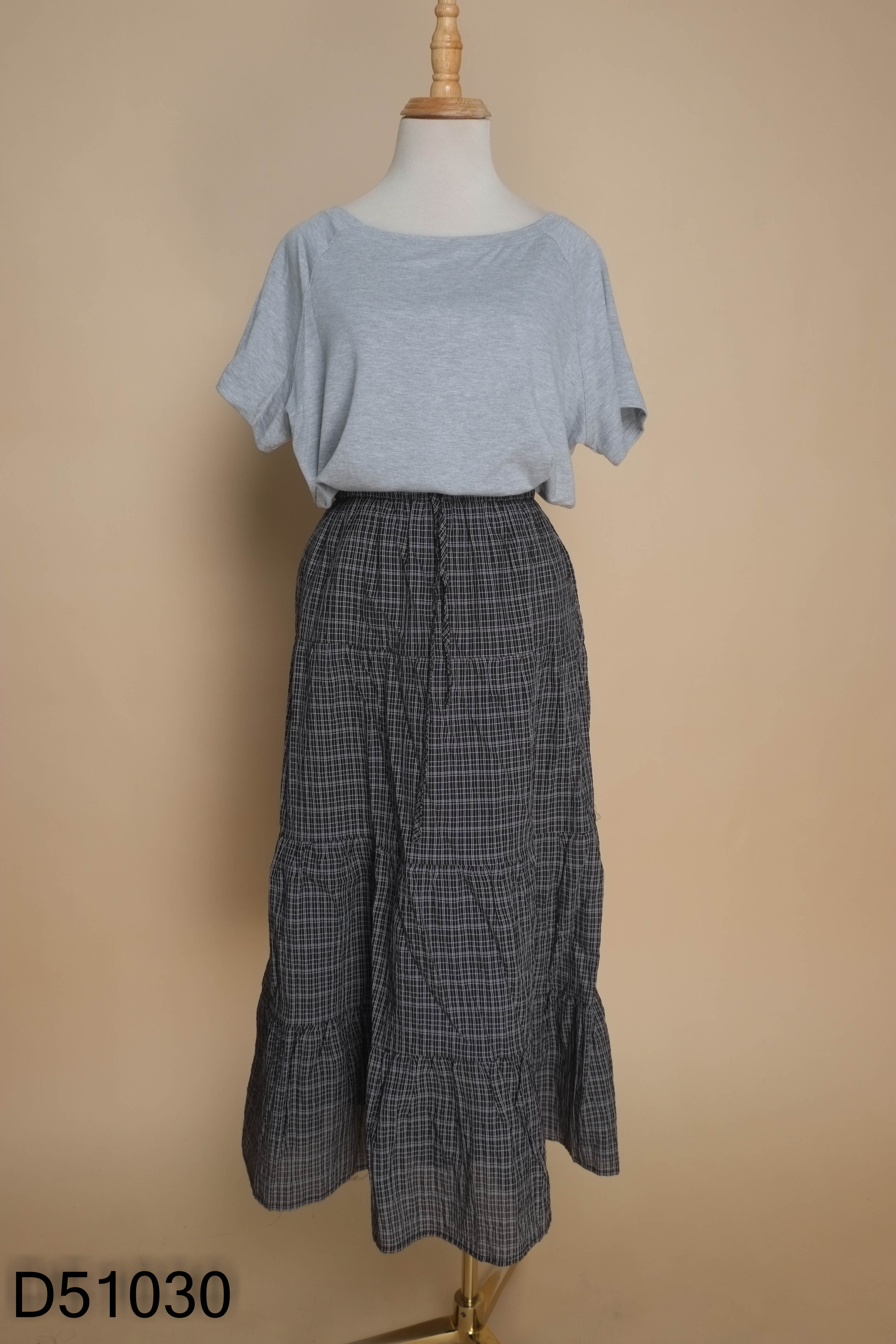 Set Áo thun xám + chân váy kẻ