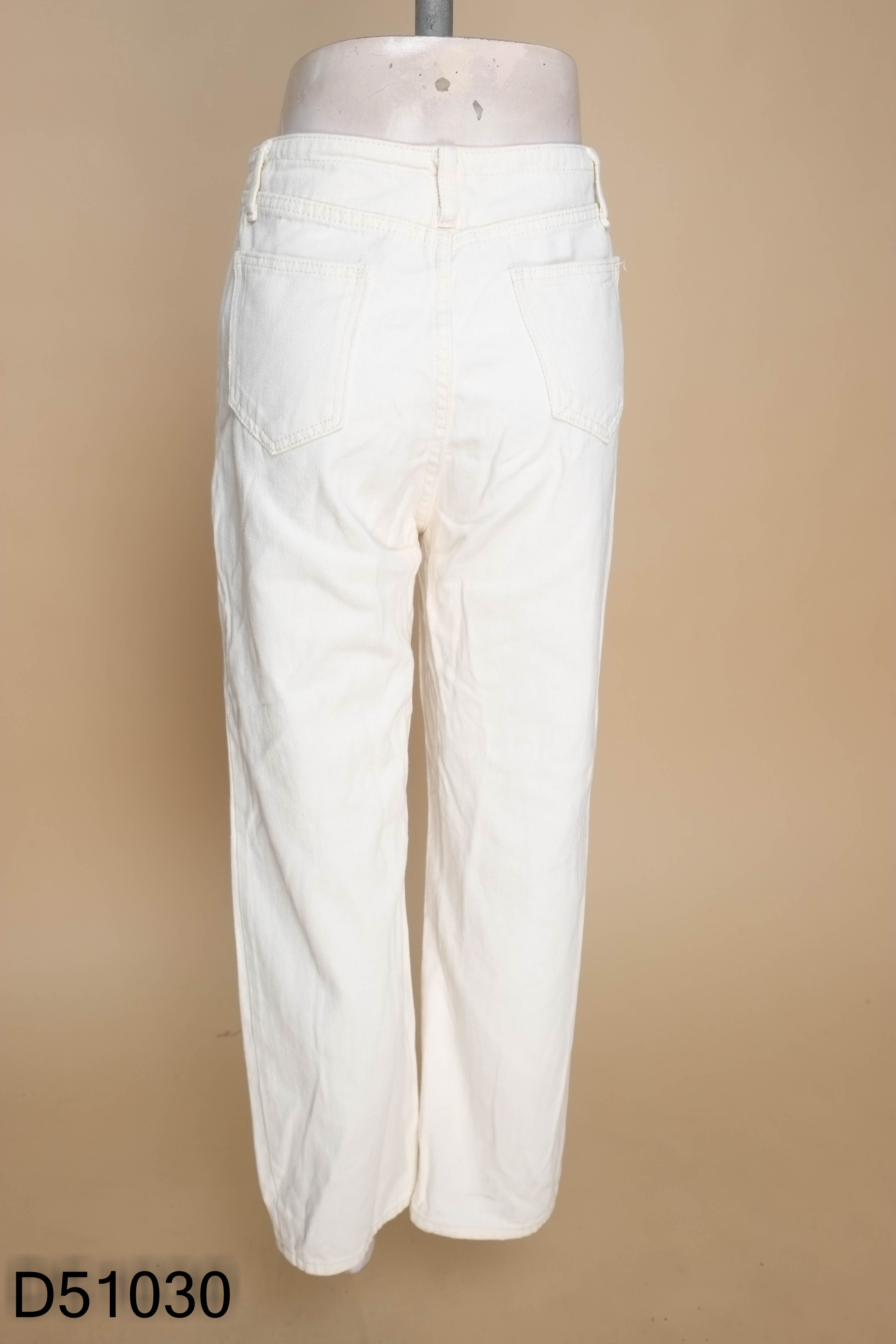 Quần jeans be cạp thêu hoa