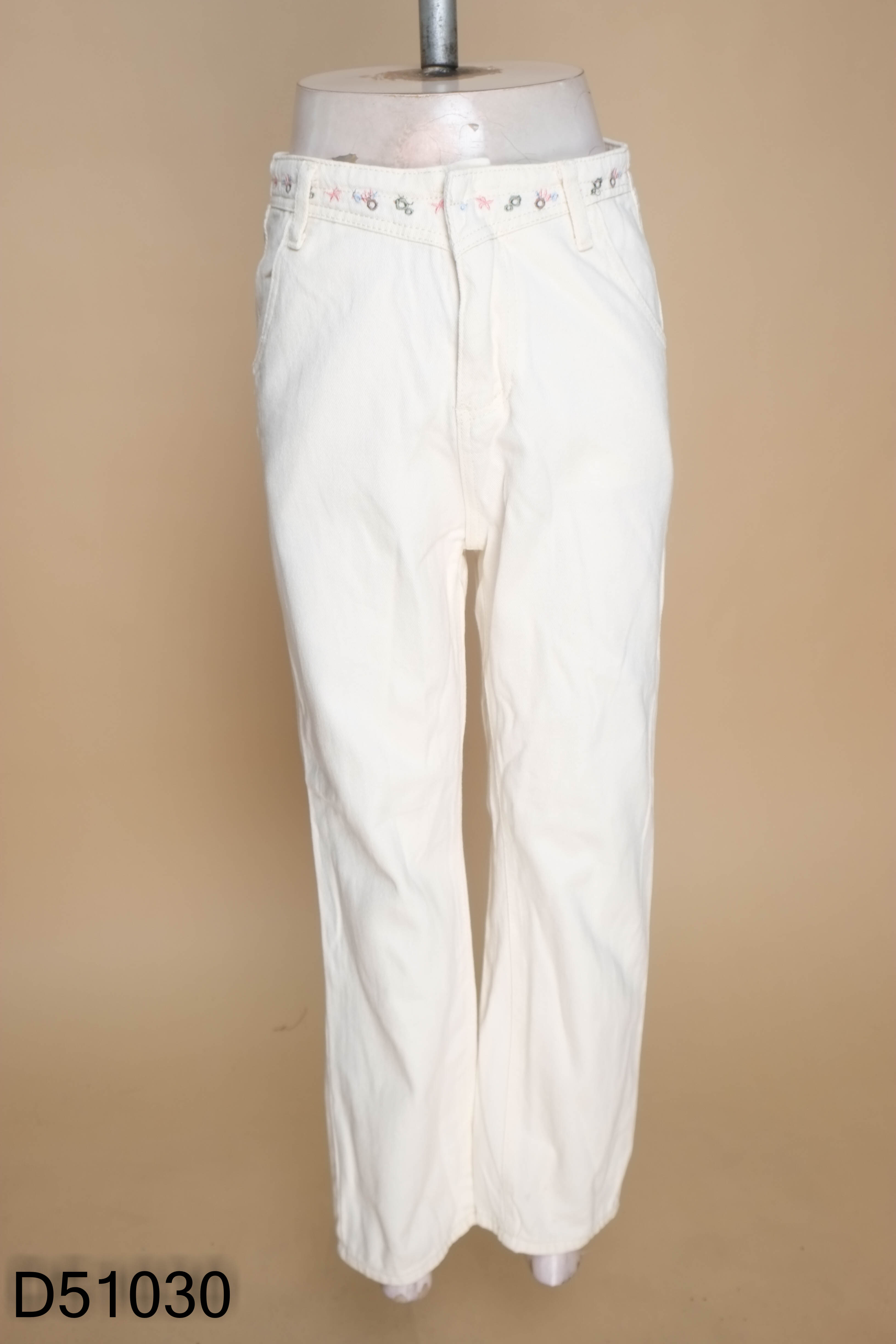 Quần jeans be cạp thêu hoa