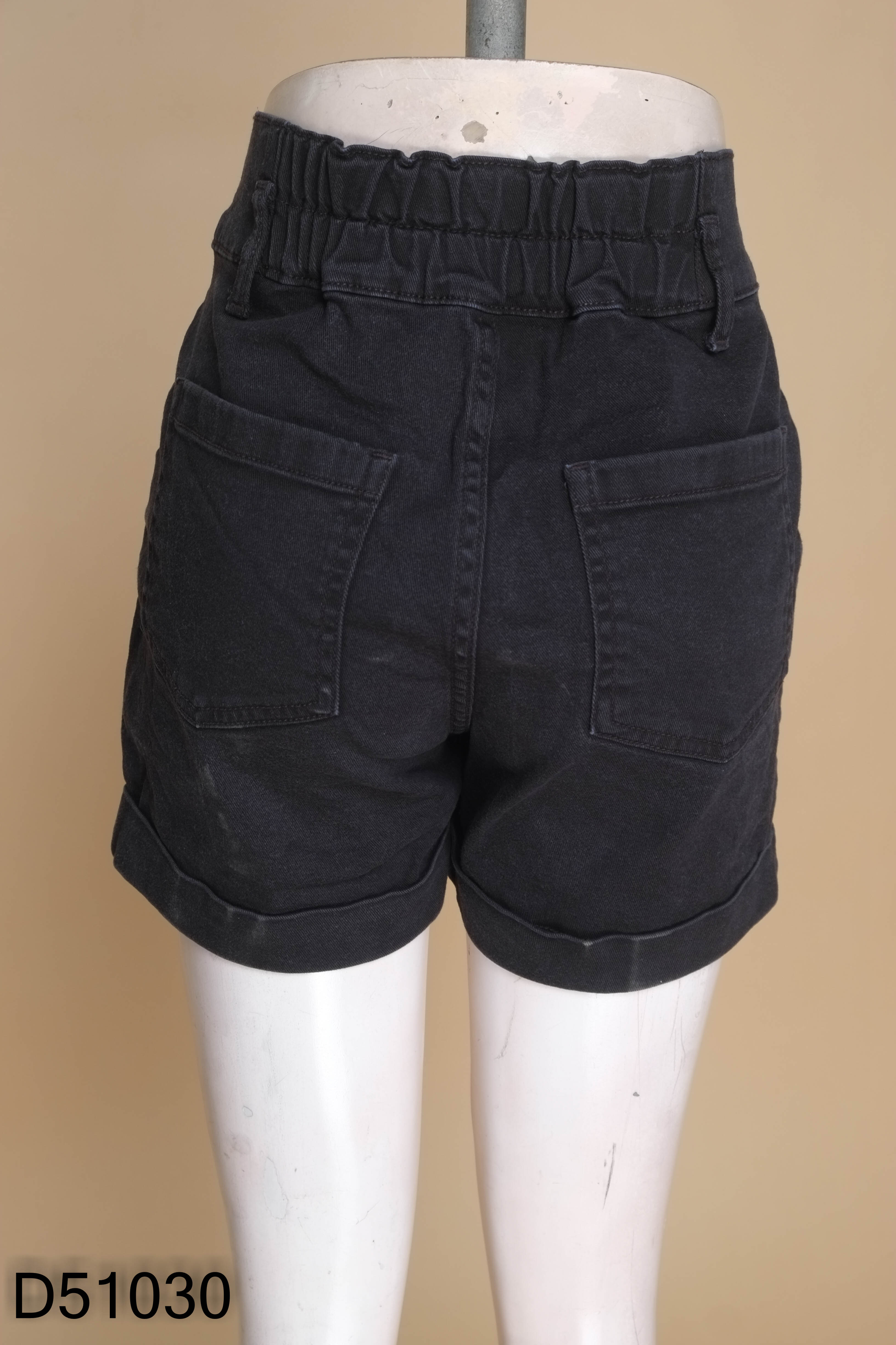 Quần shorts GU jeans đen
