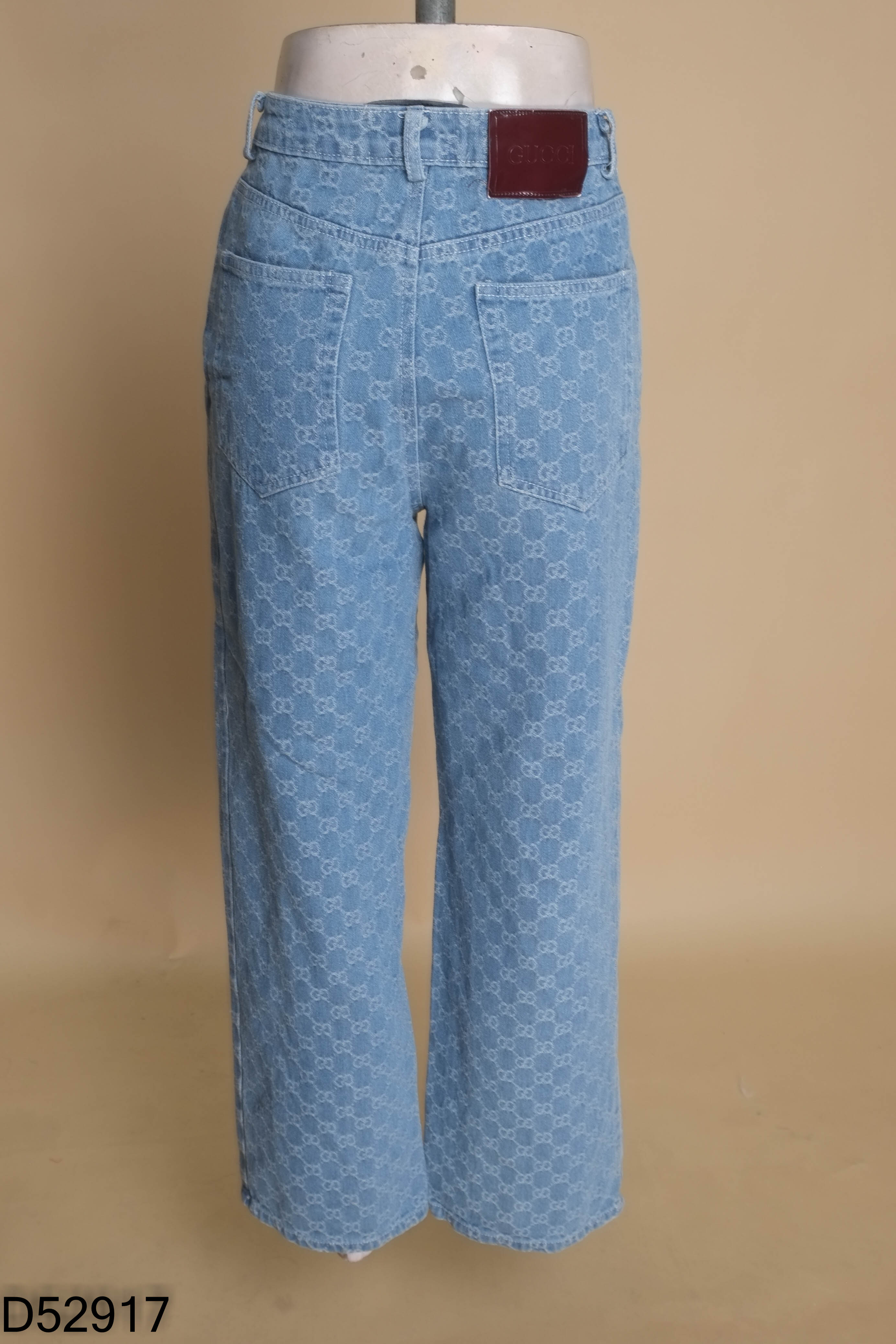 Quần jeans xanh họa tiết chữ