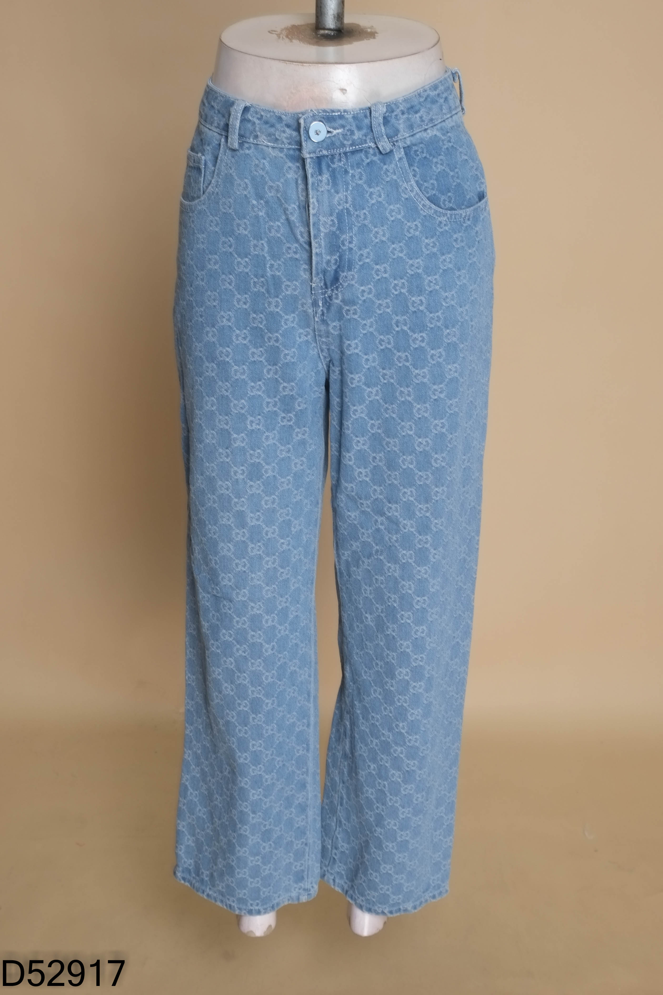 Quần jeans xanh họa tiết chữ