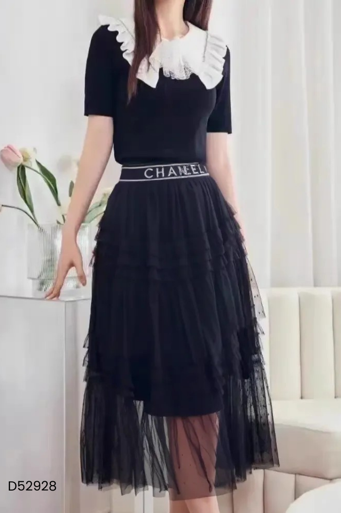 Chân váy lưới đen cạp chữ