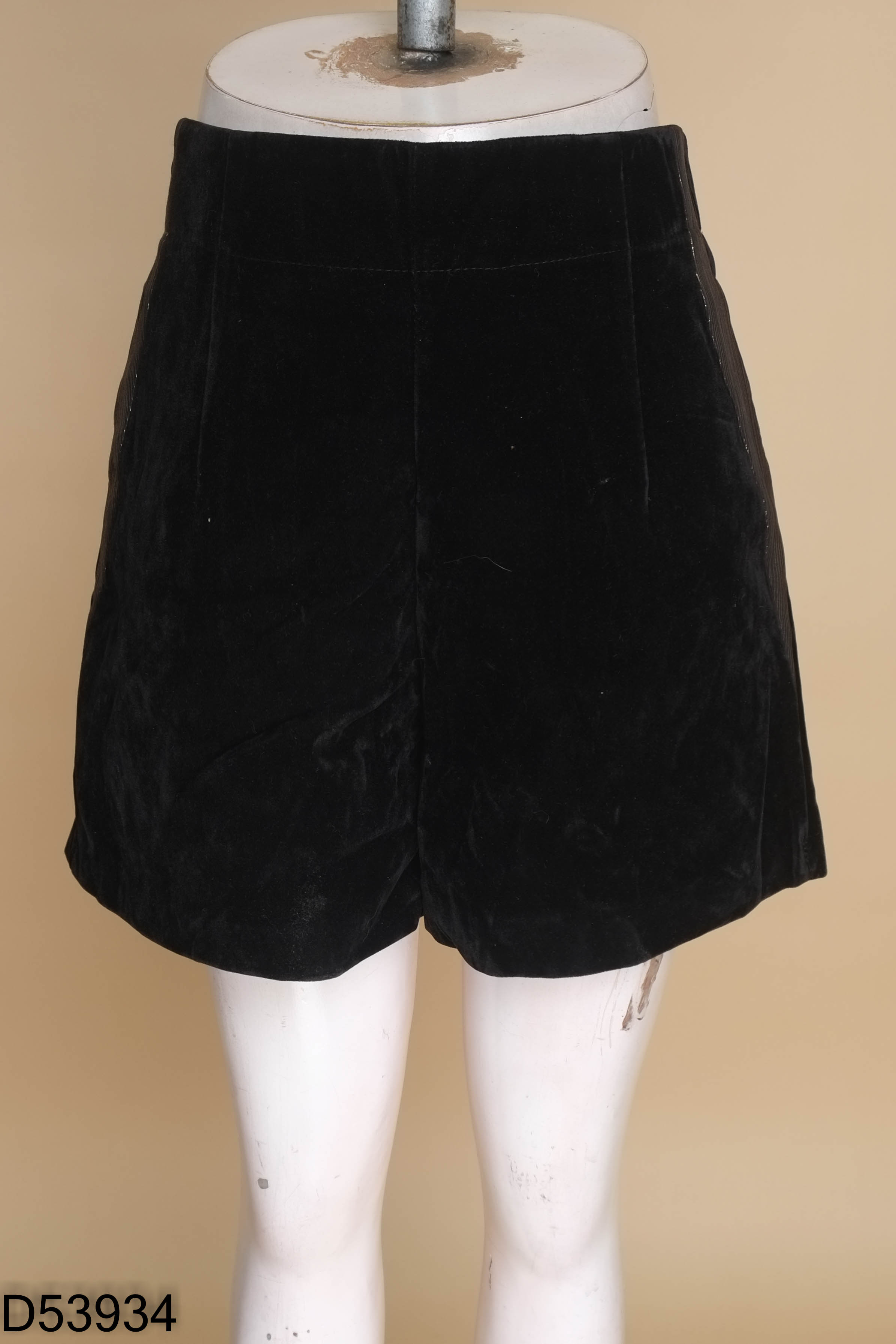 Quần short nhung đen kim tuyến
