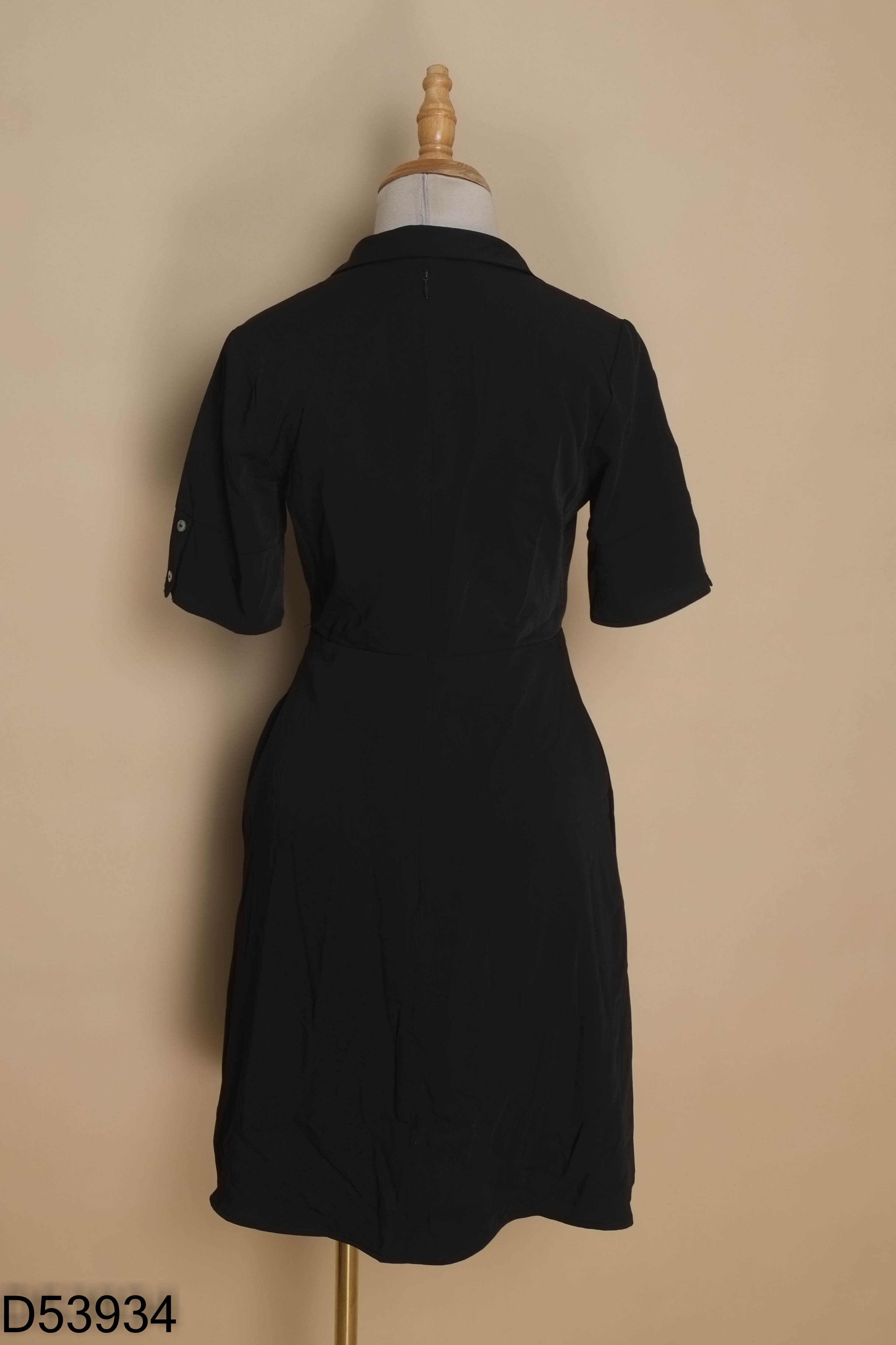 Váy đen ESSENTIAL LINE cổ V