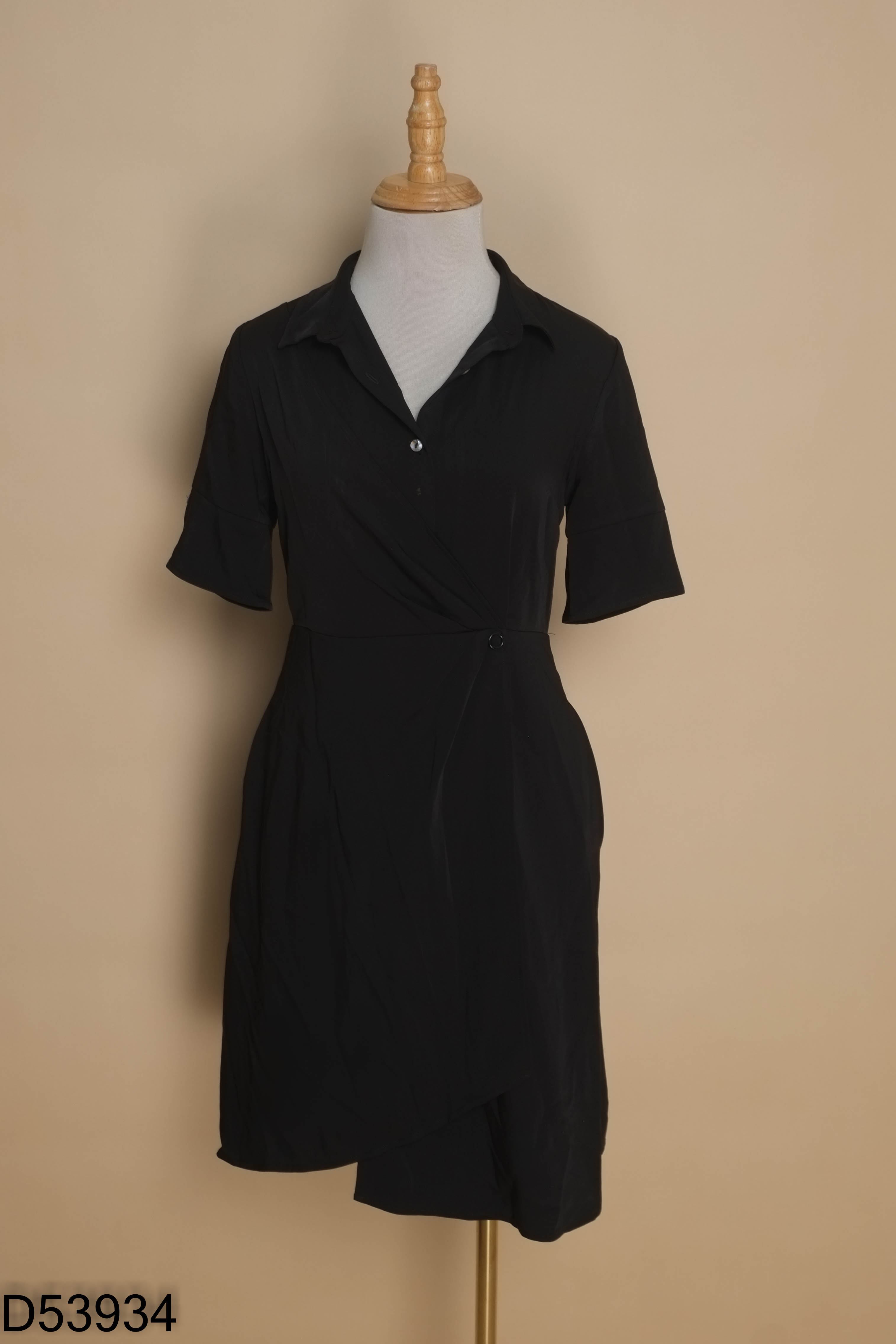 Váy đen ESSENTIAL LINE cổ V