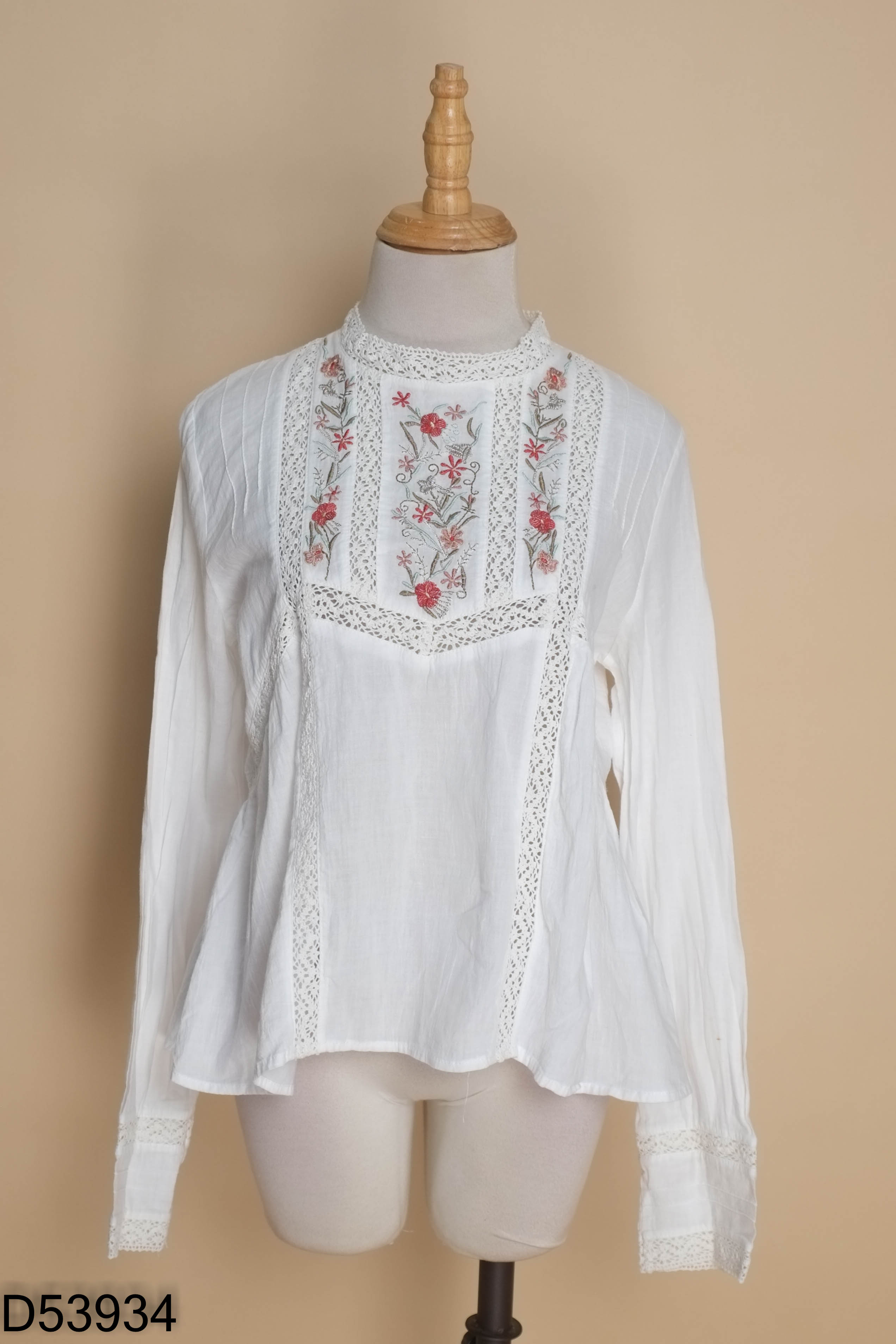 Áo trắng BBWM thêu hoa