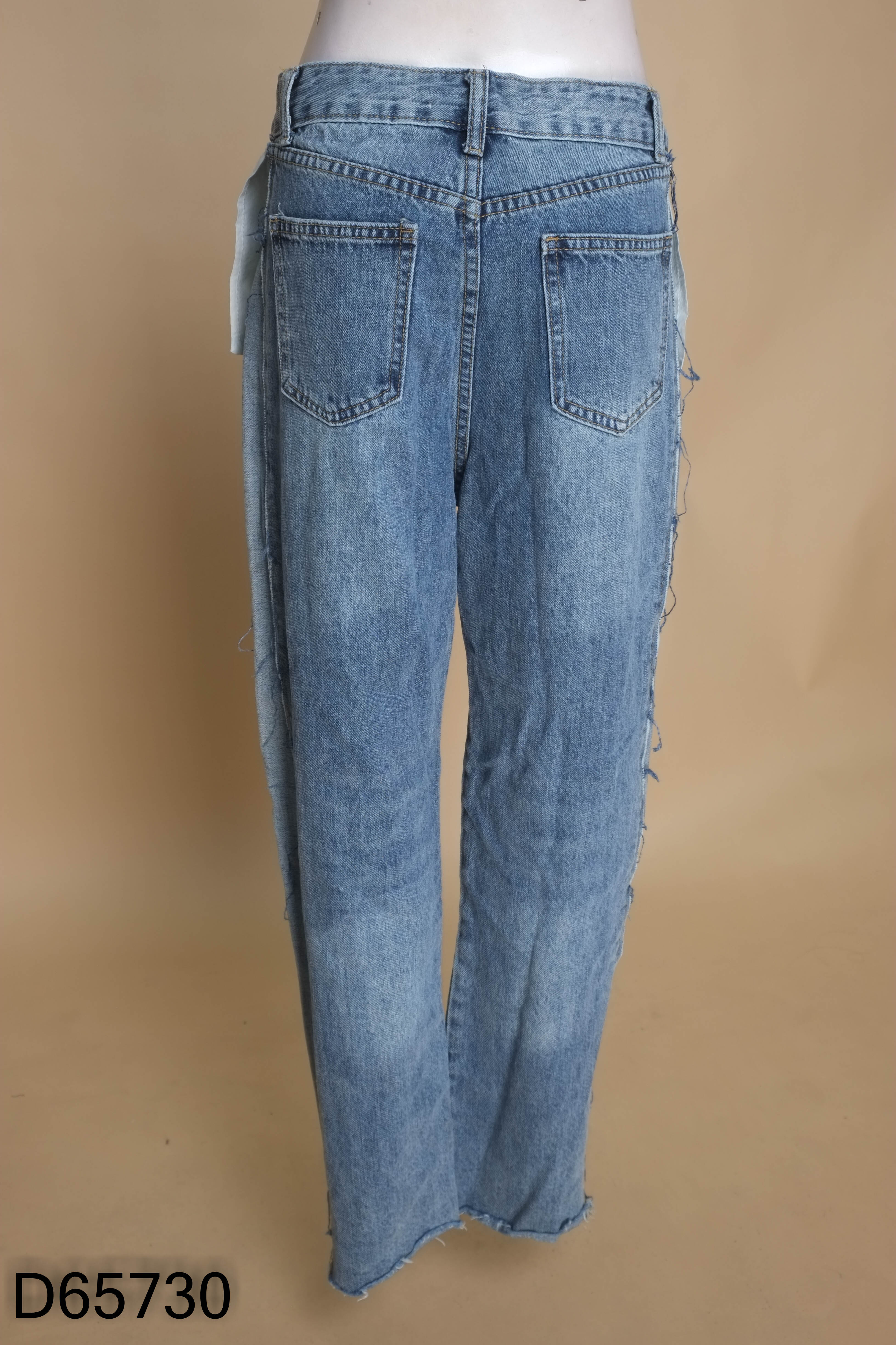 Quần jeans xanh viền tua rua