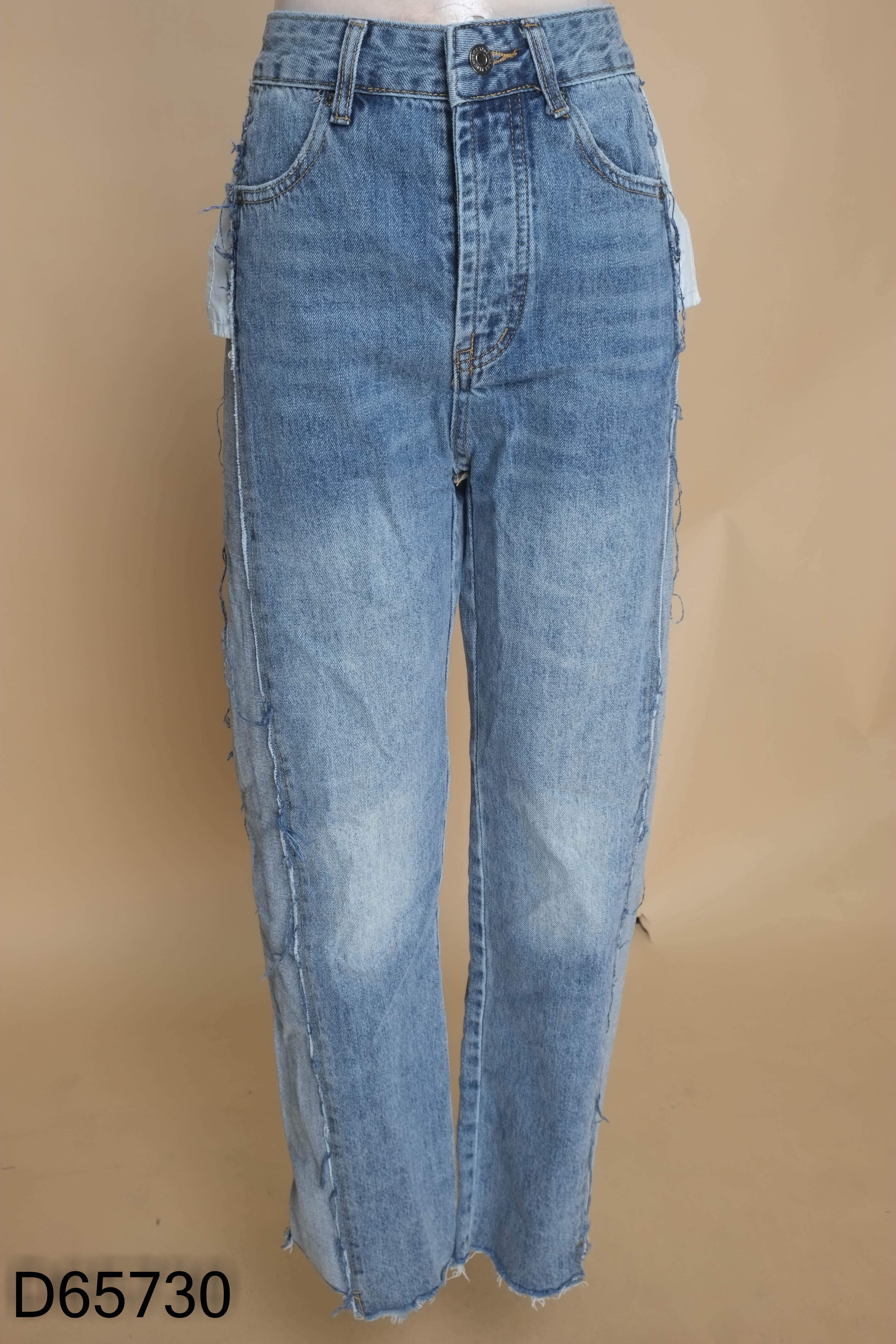Quần jeans xanh viền tua rua