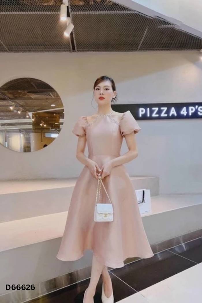 Váy taffta hồng khoét vai cổ đá