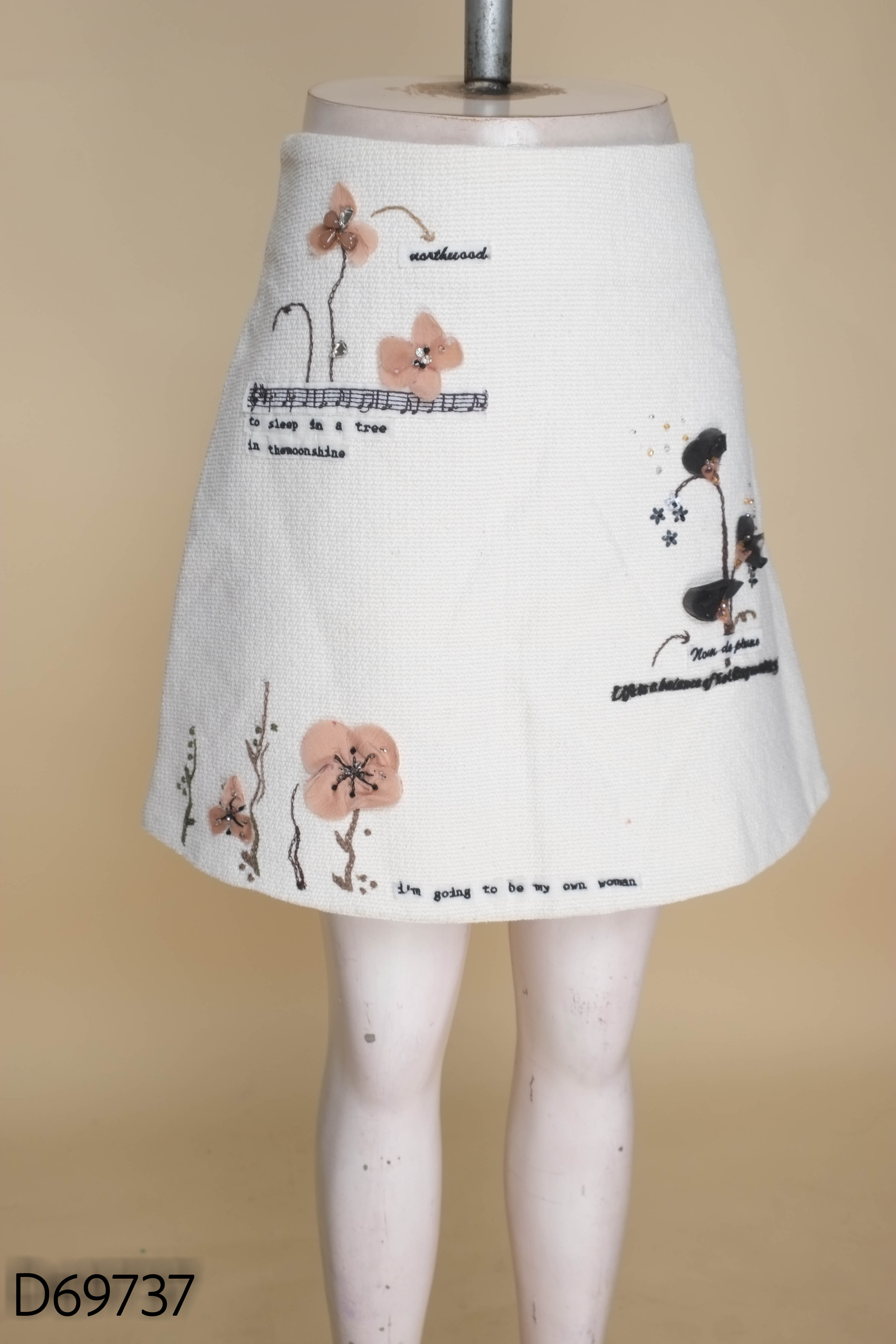Chân váy trắng THE MAVEN thêu hoa