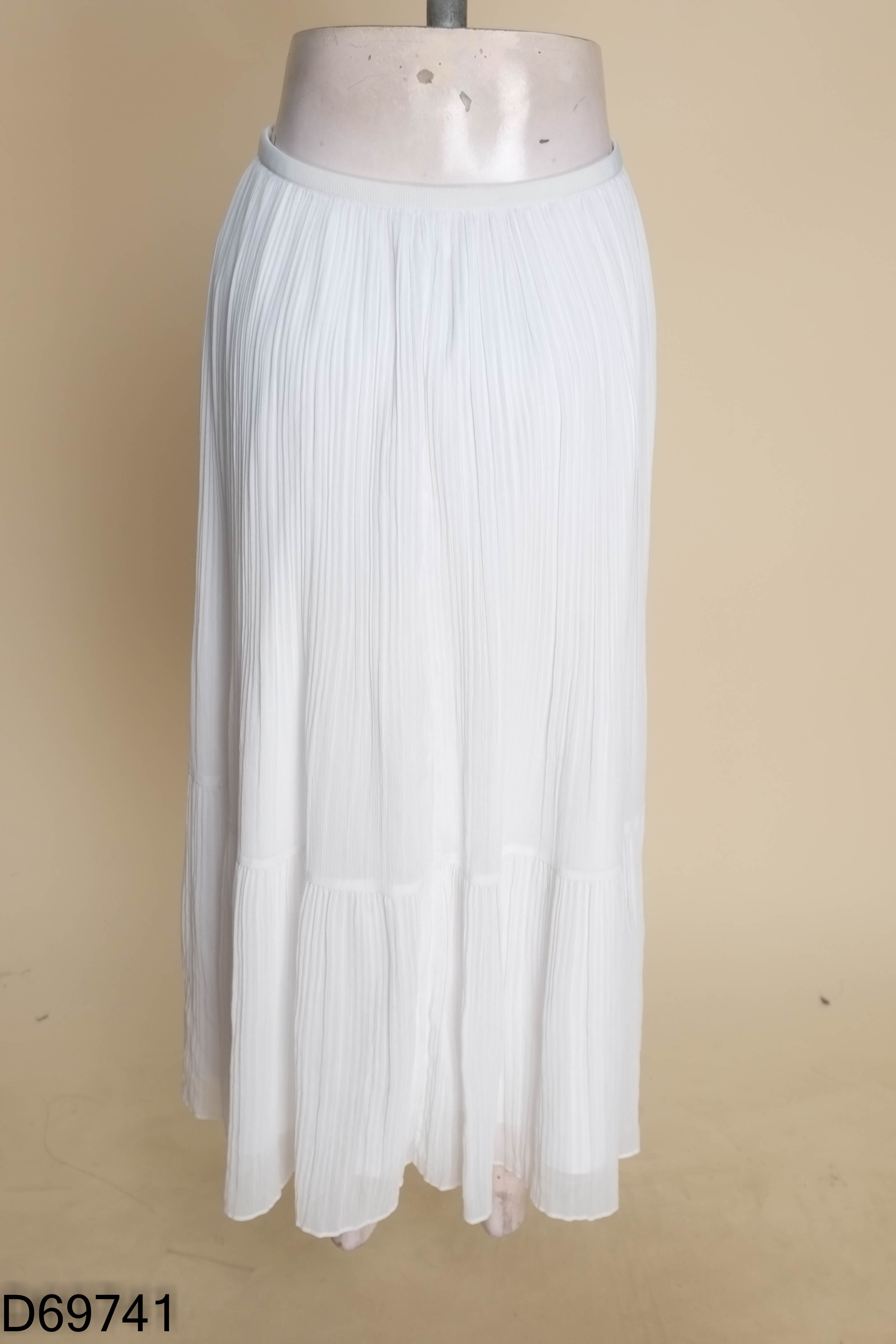 Chân váy UNIQLO trắng trơn