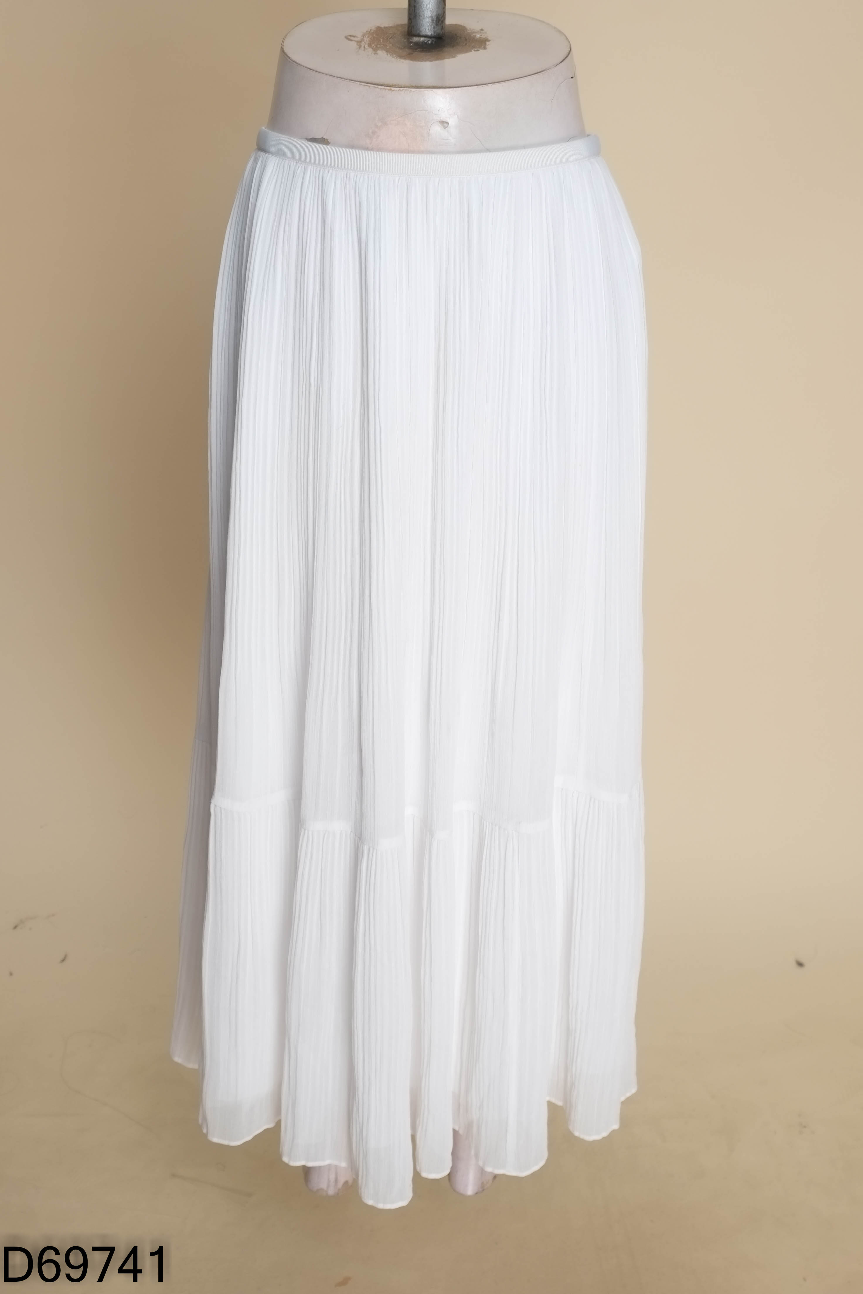 Chân váy UNIQLO trắng trơn