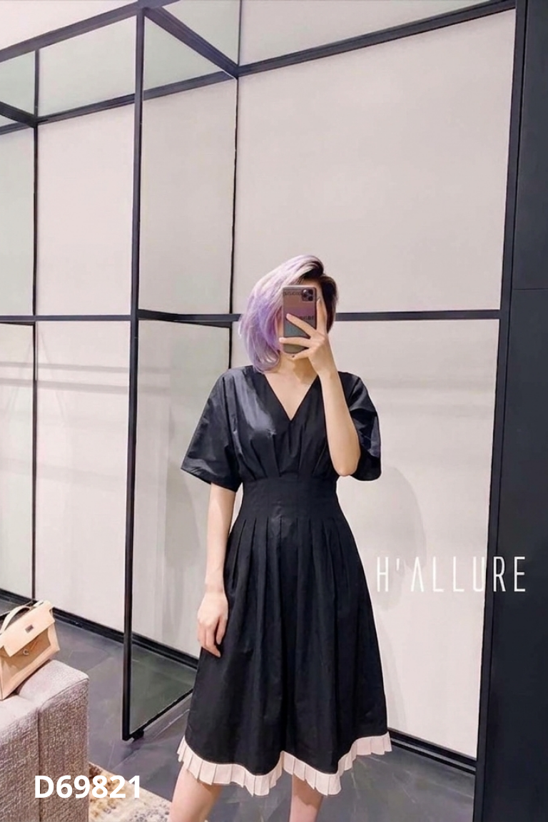 D6982110774-Váy H'ALLURE đen siết eo cổ tim