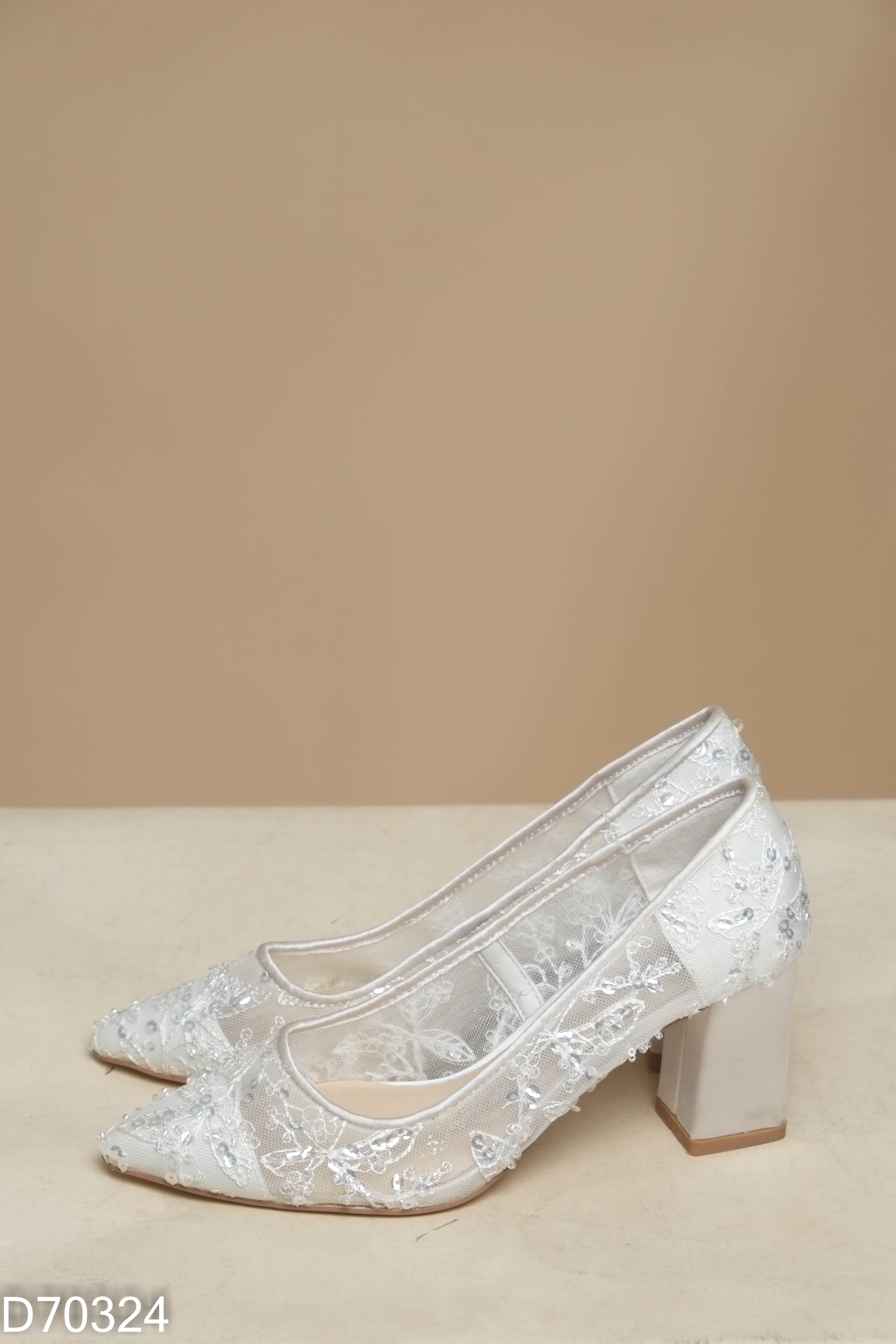 Giày cao gót GRACE SHOES kem thêu hoa đế vuông