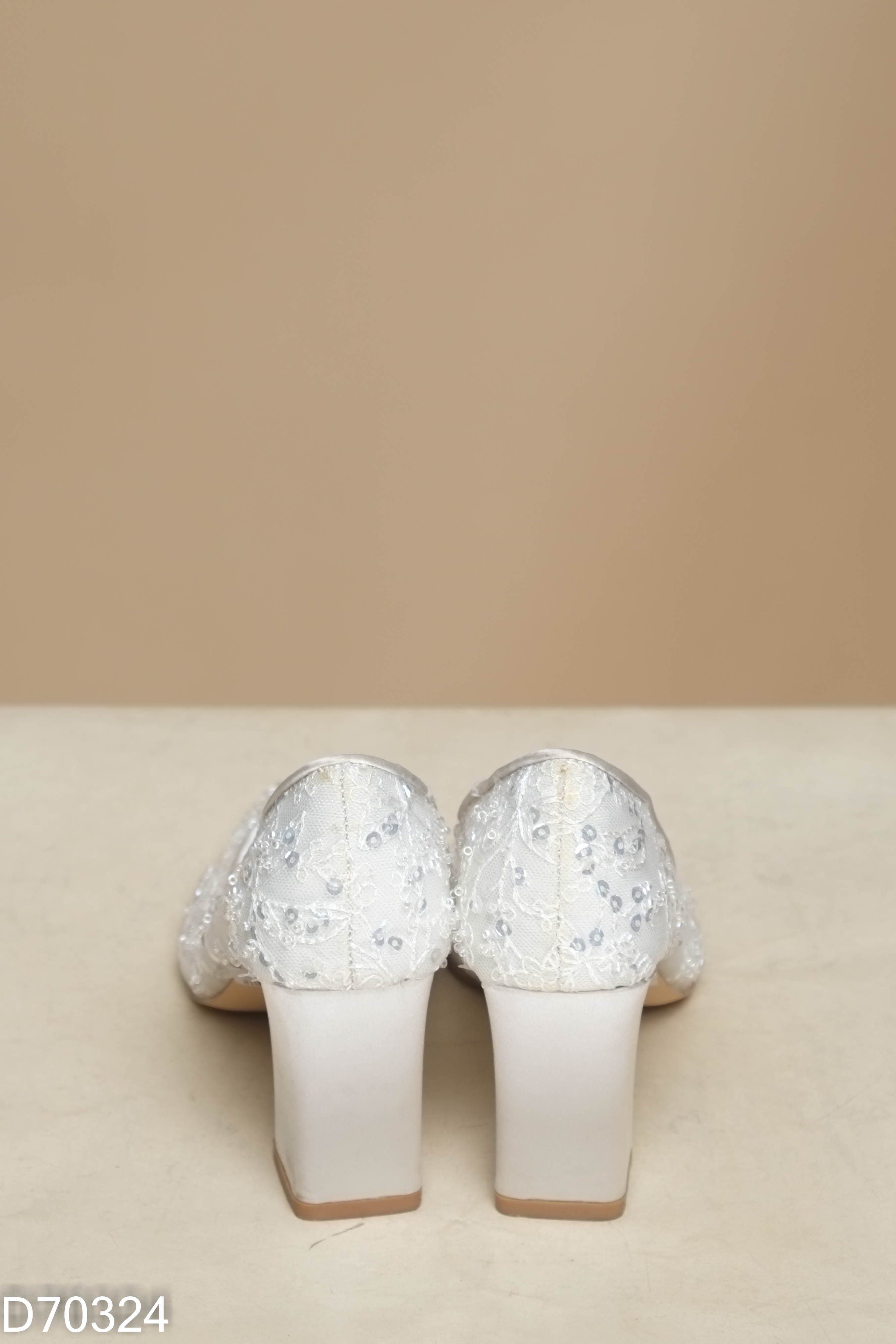 Giày cao gót GRACE SHOES kem thêu hoa đế vuông