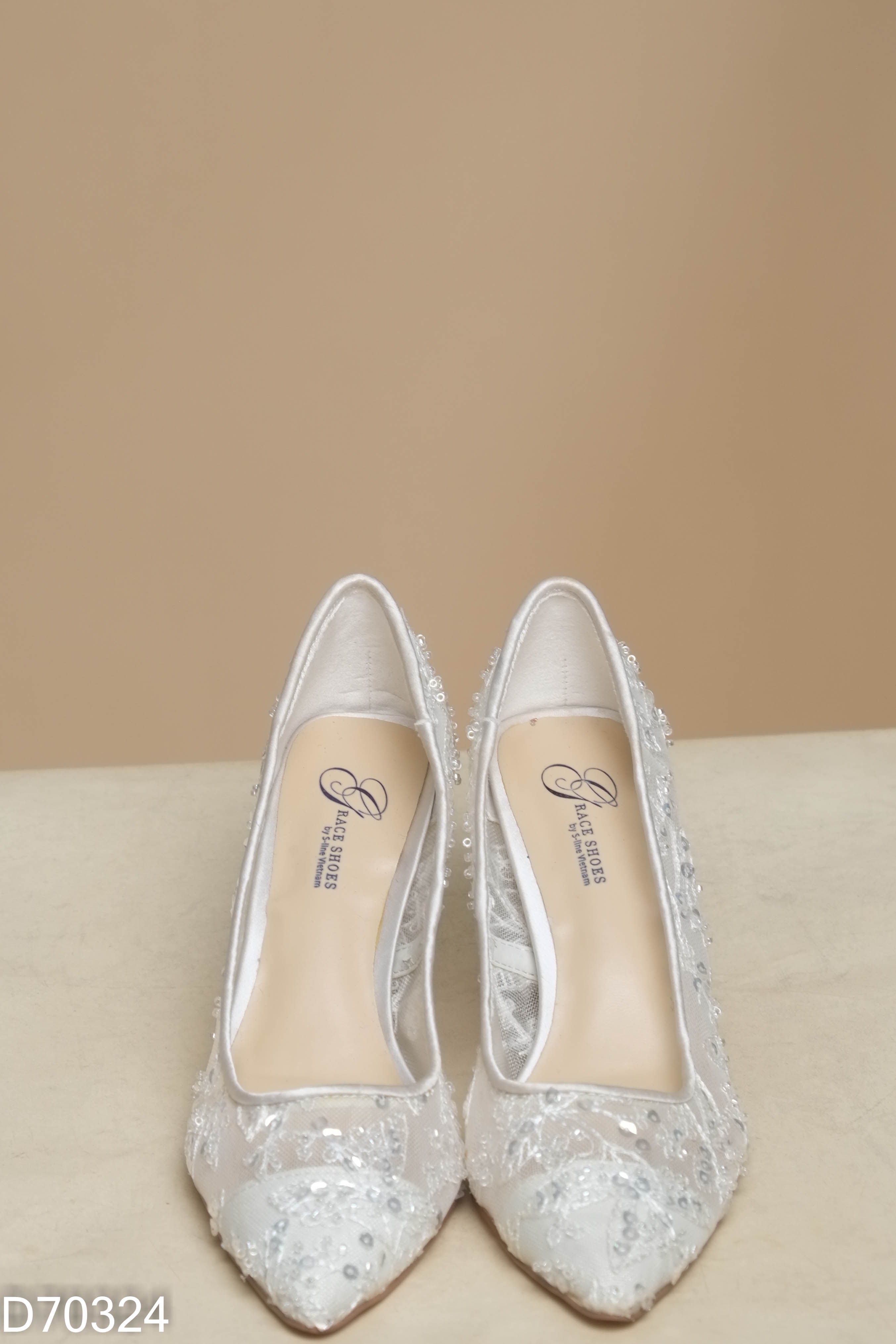 Giày cao gót GRACE SHOES kem thêu hoa đế vuông