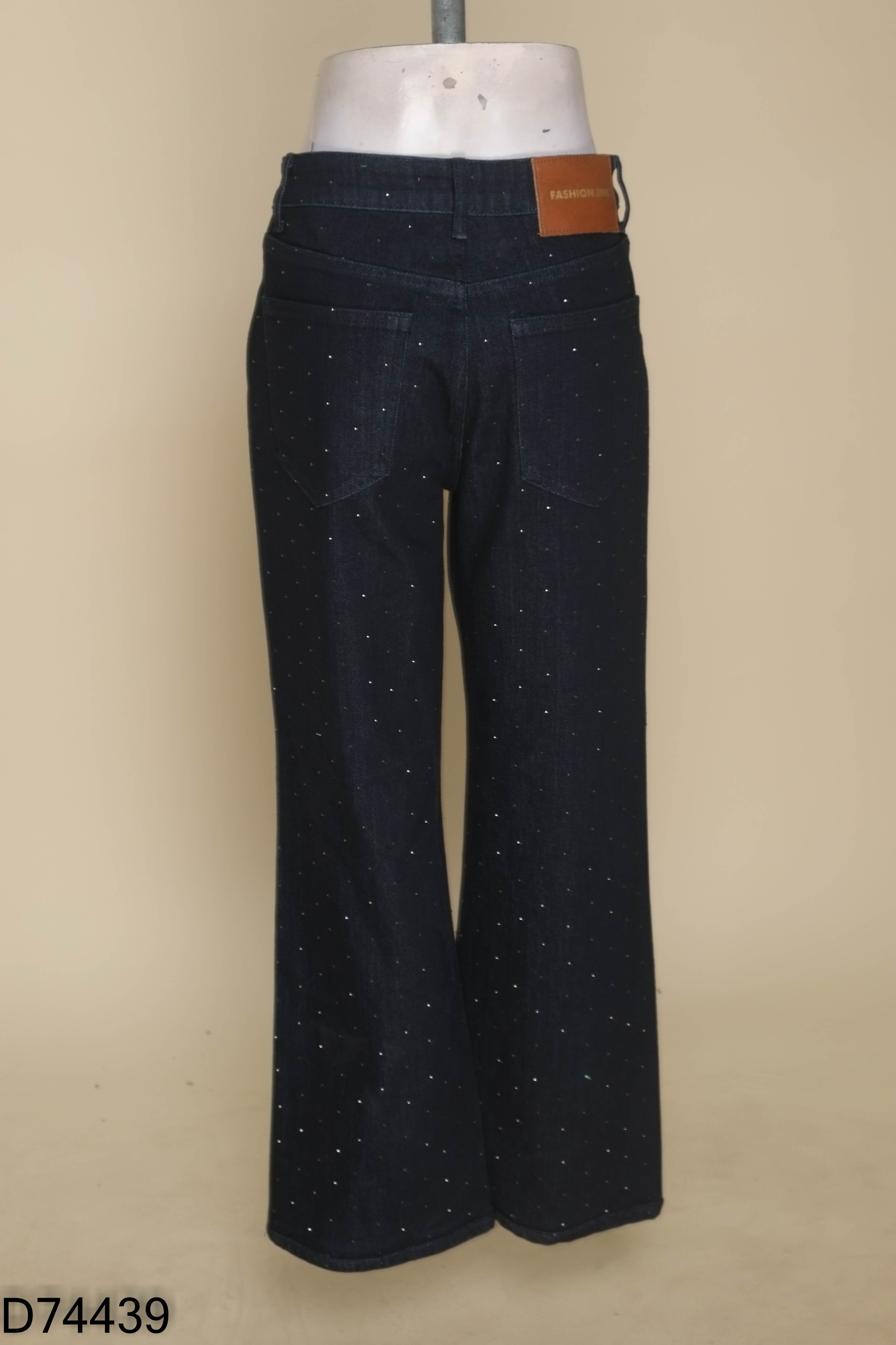 Quần jeans xanh sẫm đính kim tuyến