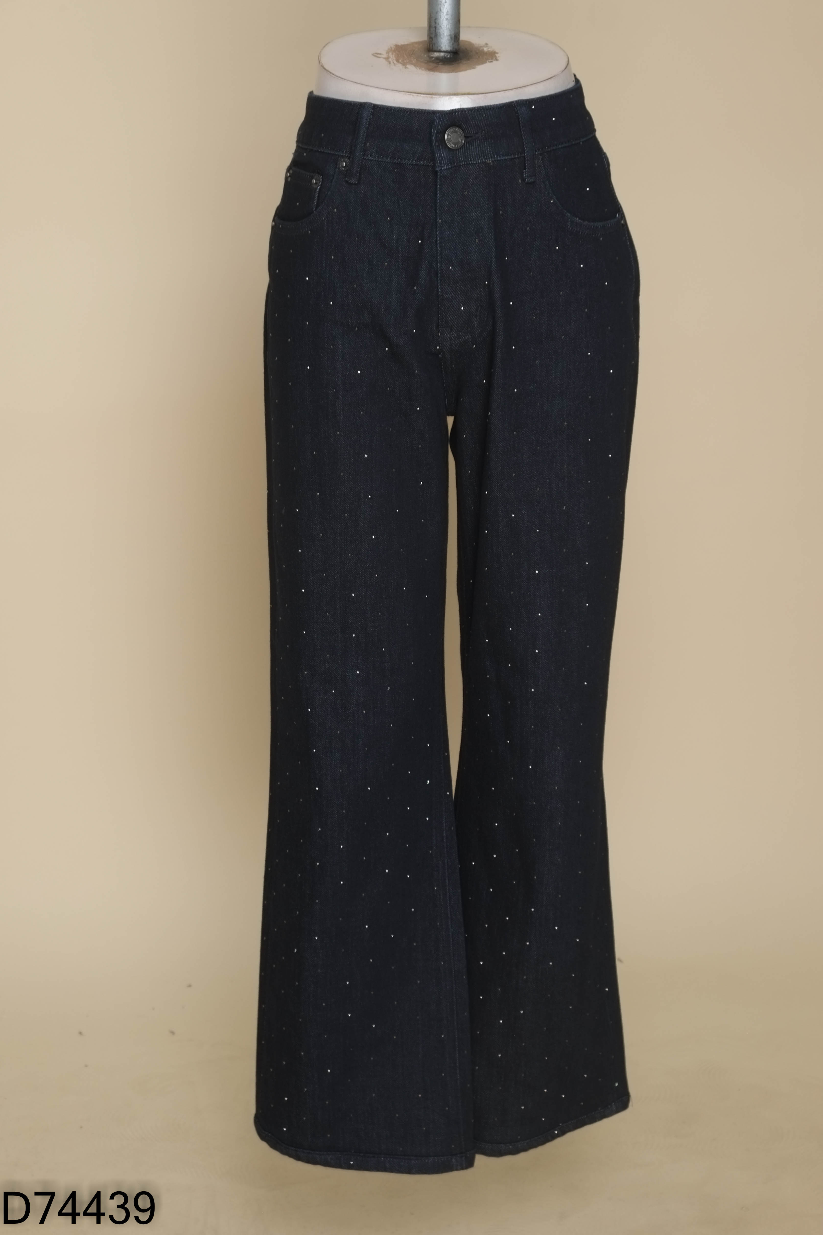 Quần jeans xanh sẫm đính kim tuyến