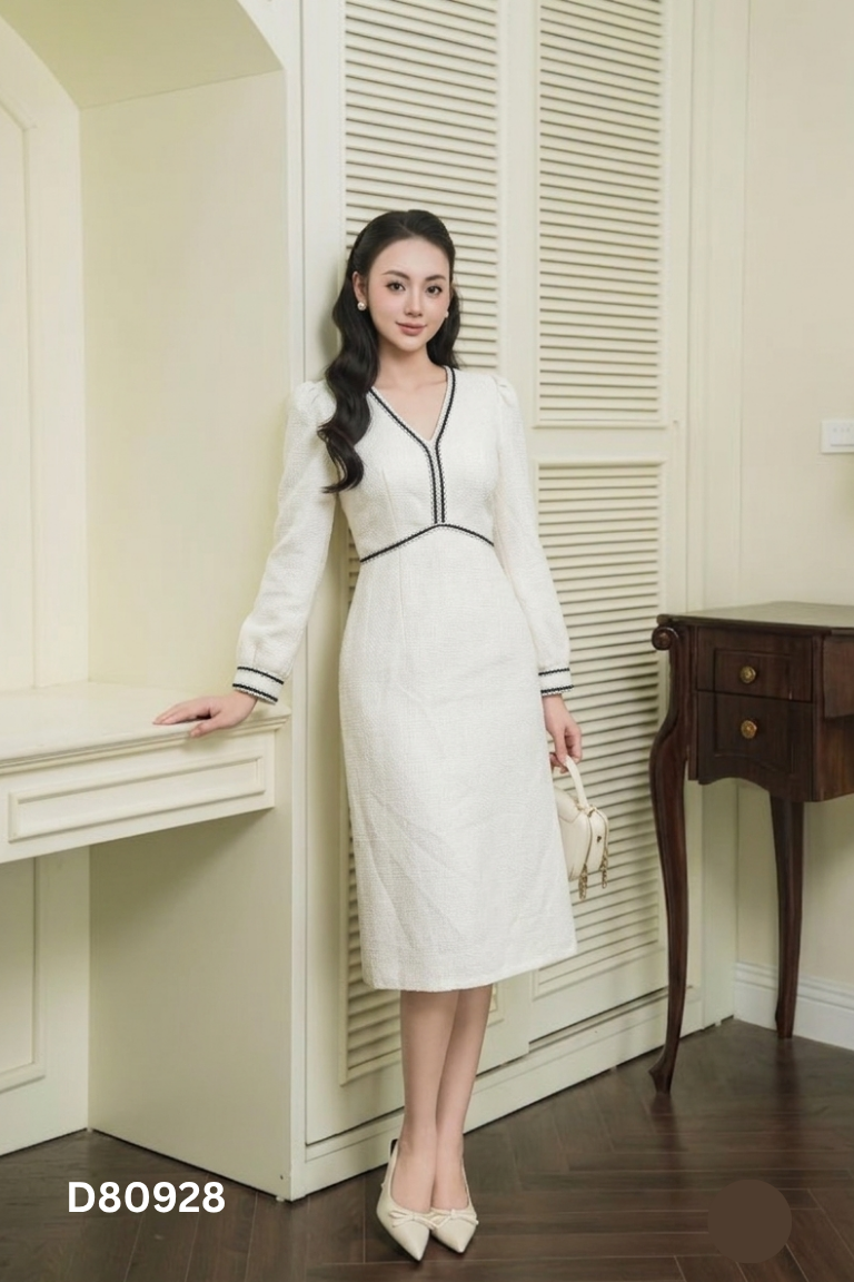 Váy dạ be cổ V viền đen