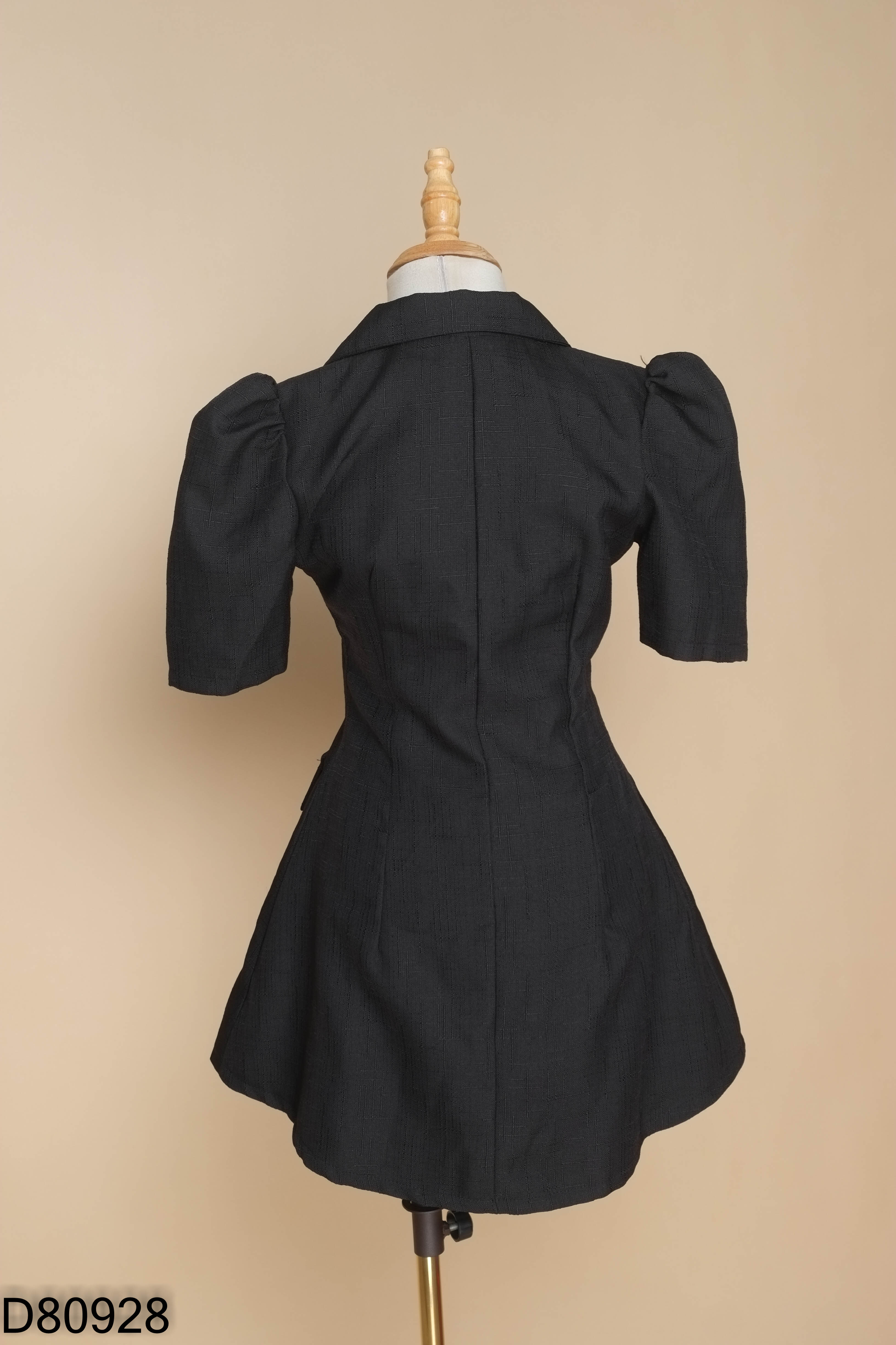 Set Áo đen cổ vest phối cúc + quần shorts