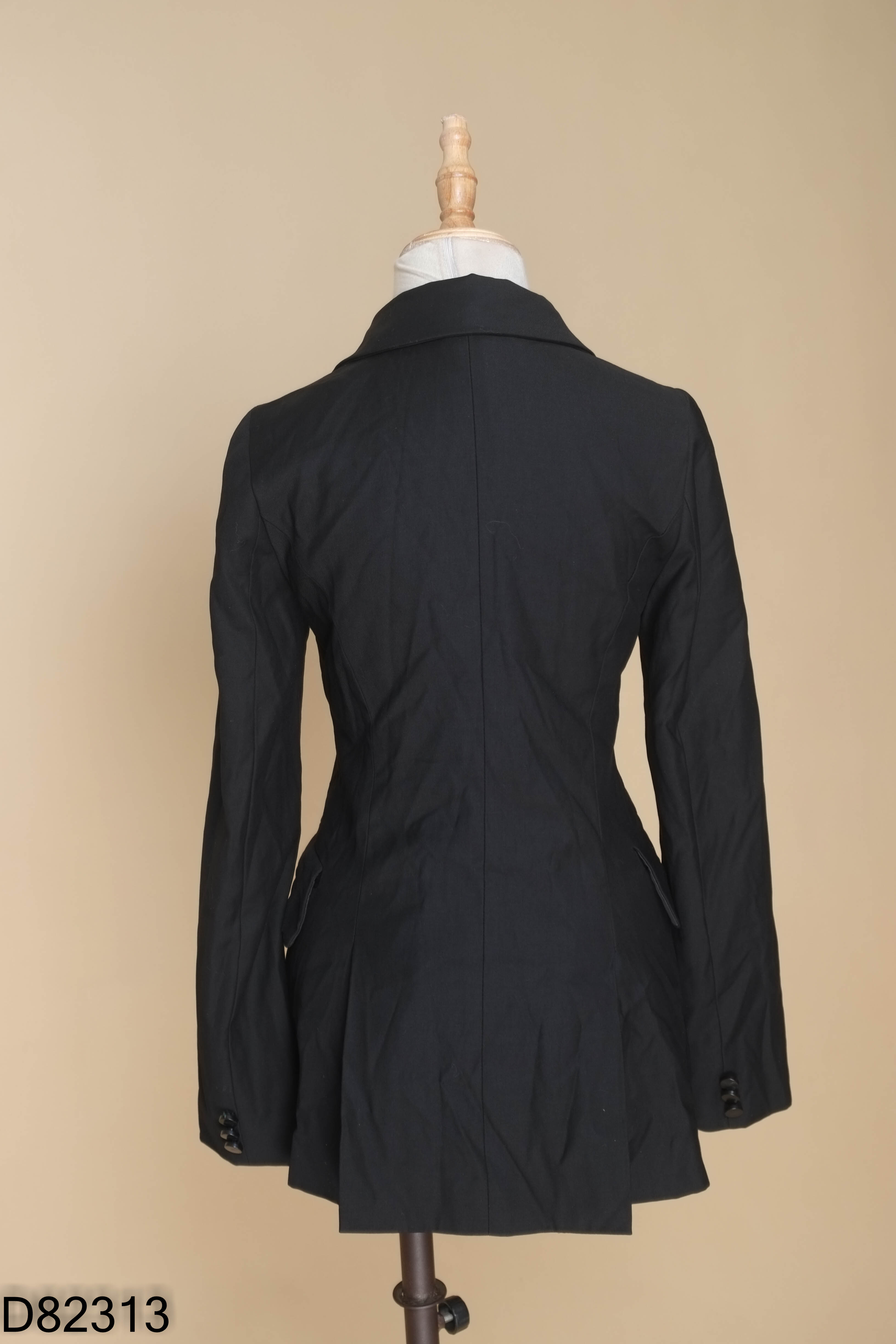 Áo blazer đen phối cúc