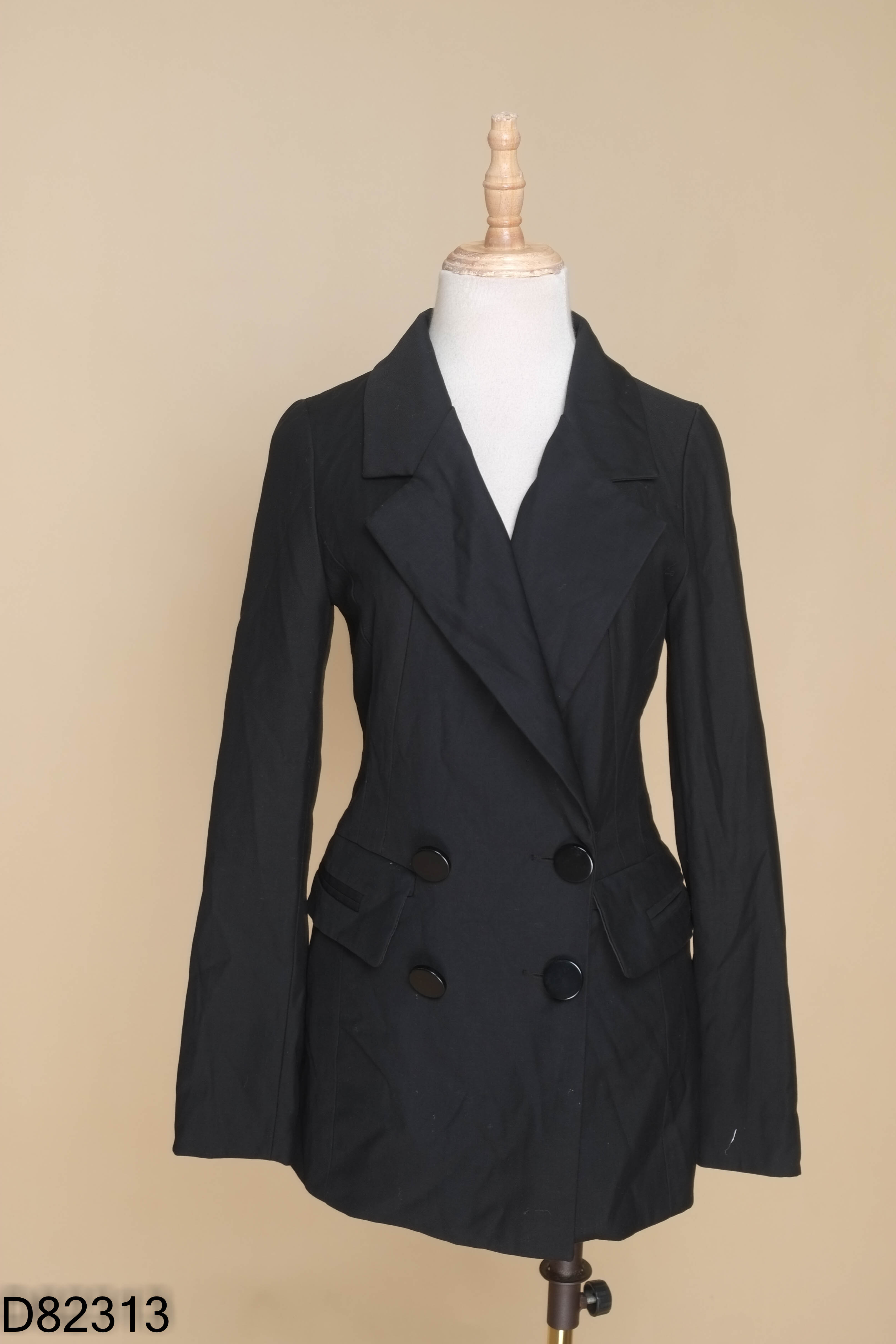 Áo blazer đen phối cúc