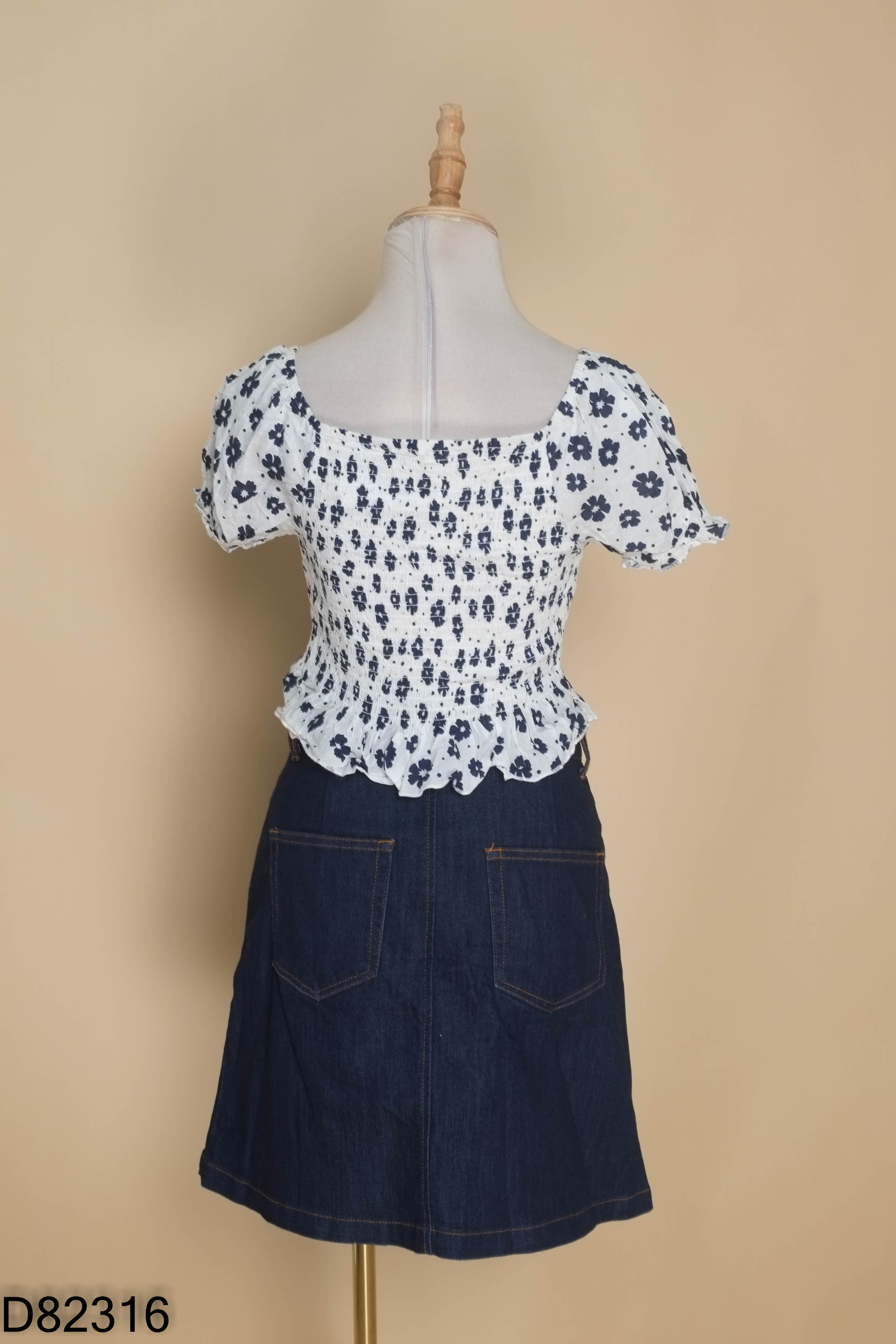 Set Áo trắng họa tiết xanh croptop + Chân váy jeans