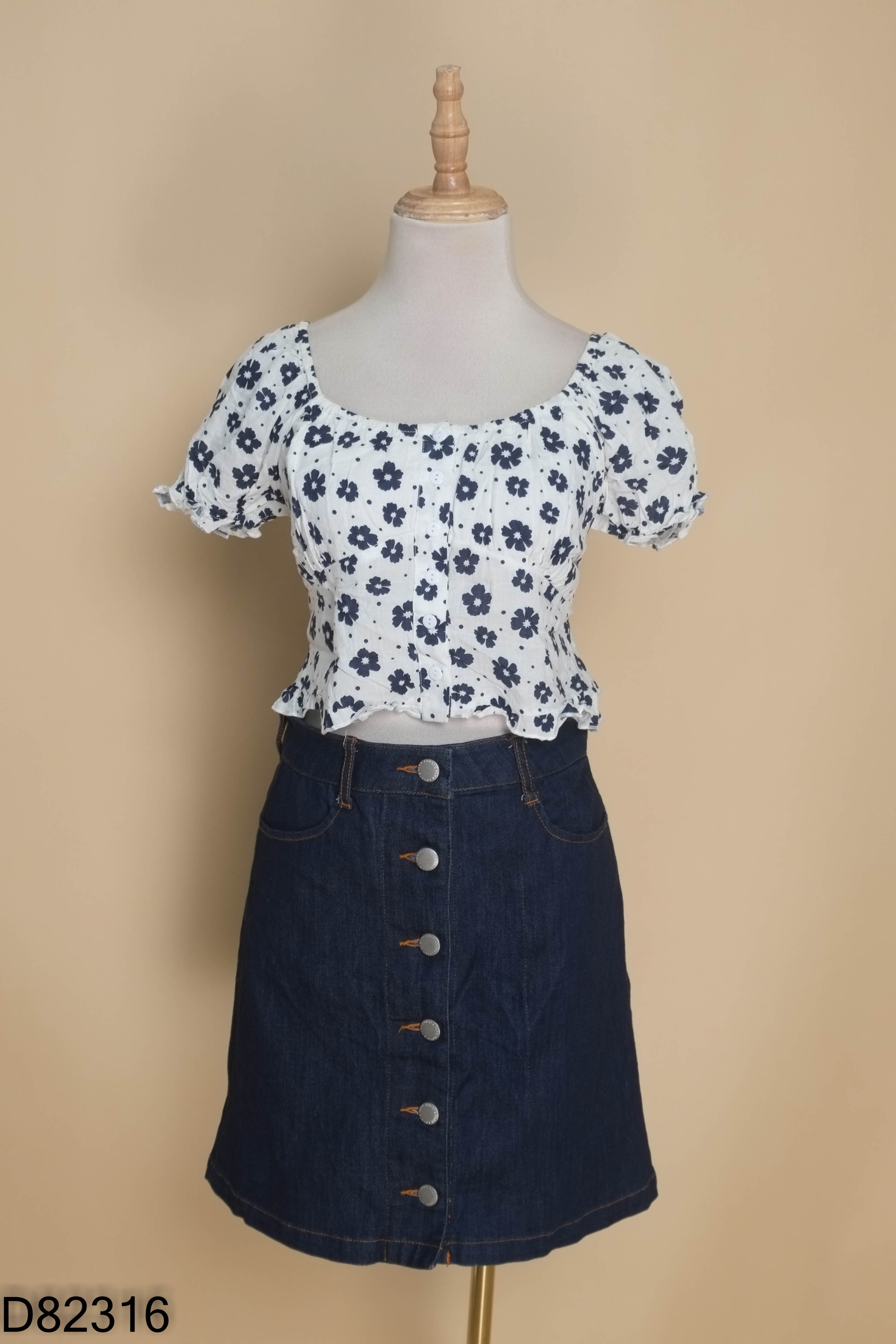 Set Áo trắng họa tiết xanh croptop + Chân váy jeans