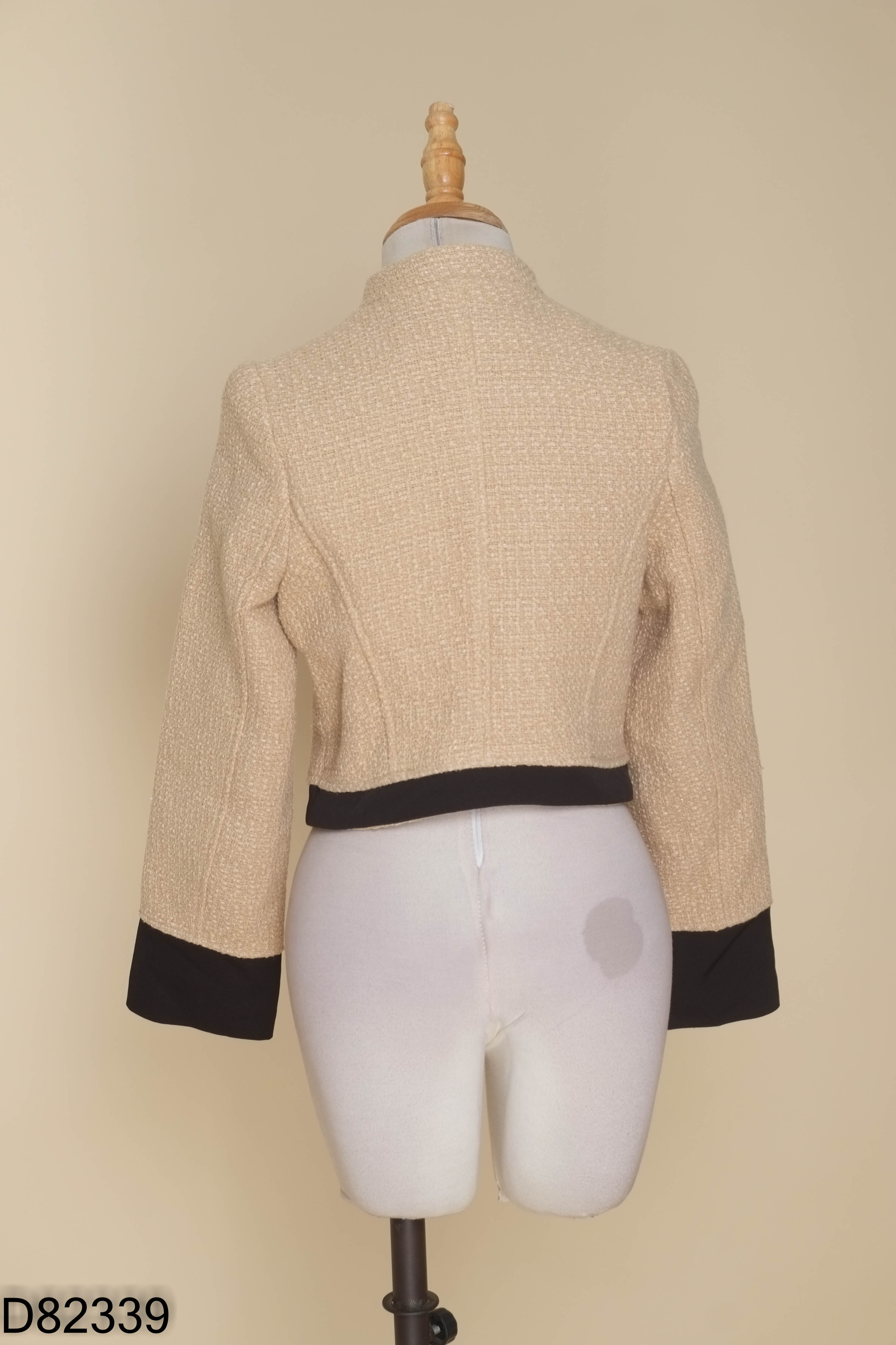 Áo tweed nâu viền đen phối cúc ngọc