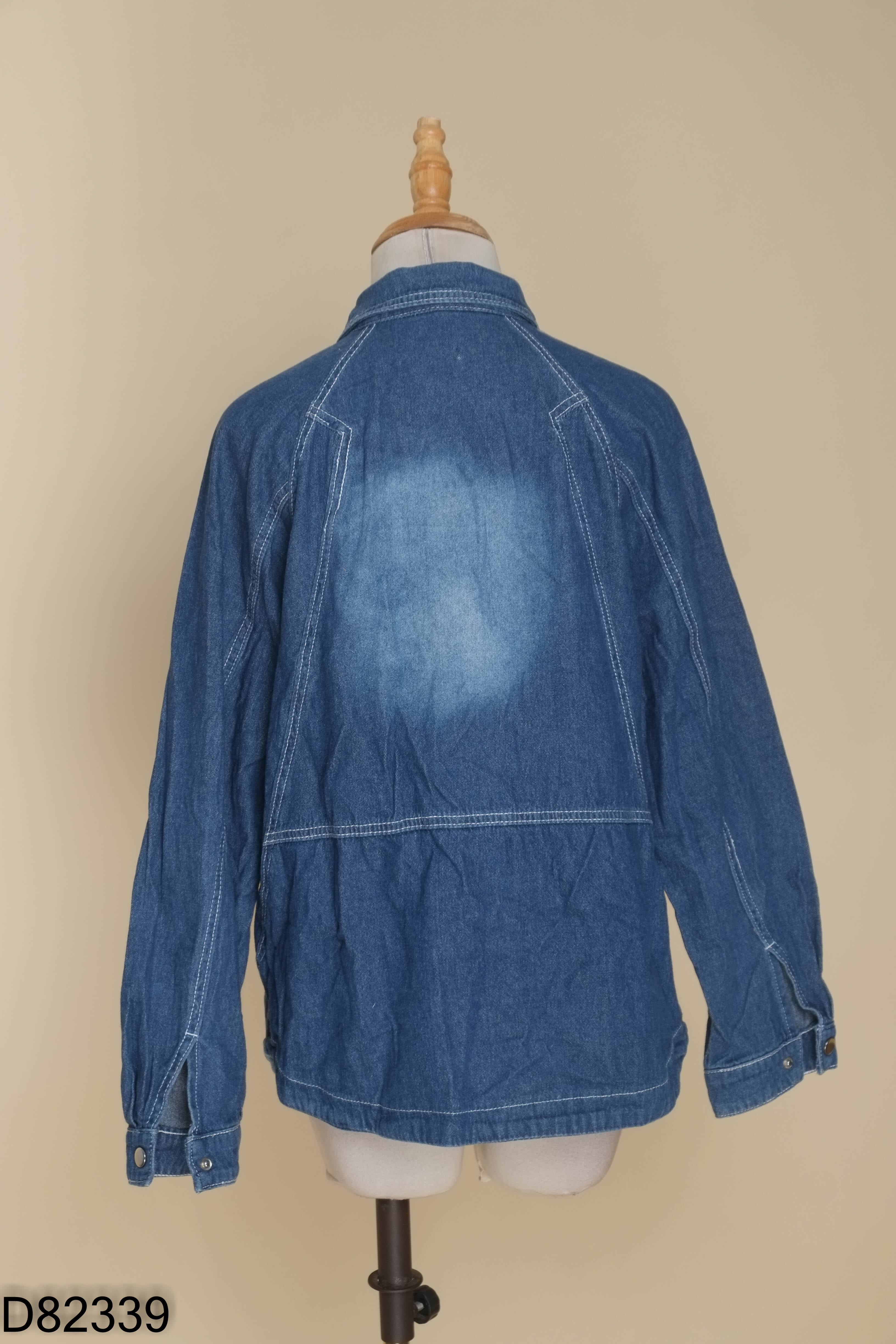 Áo jeans xanh cúc bấm phối túi