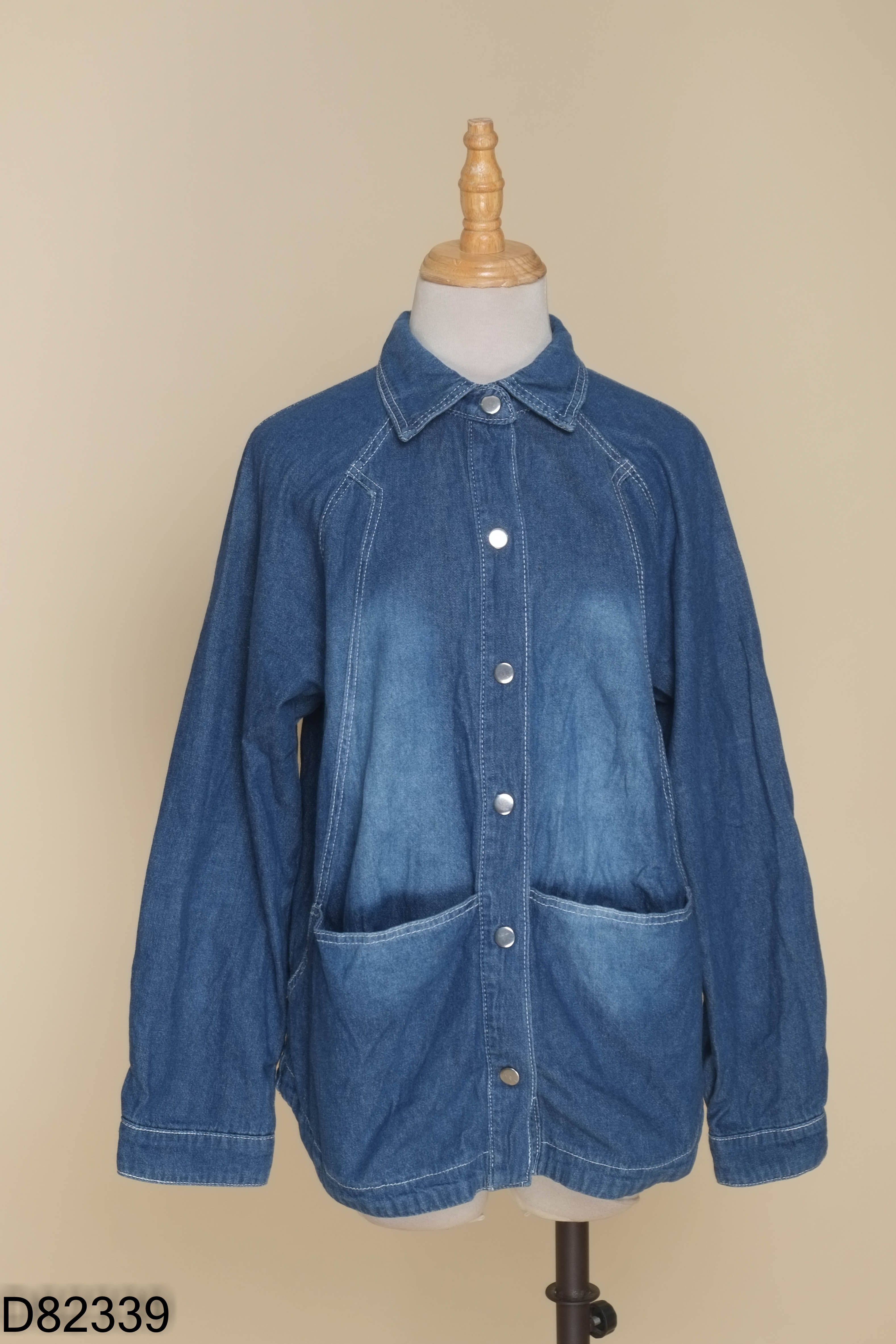 Áo jeans xanh cúc bấm phối túi