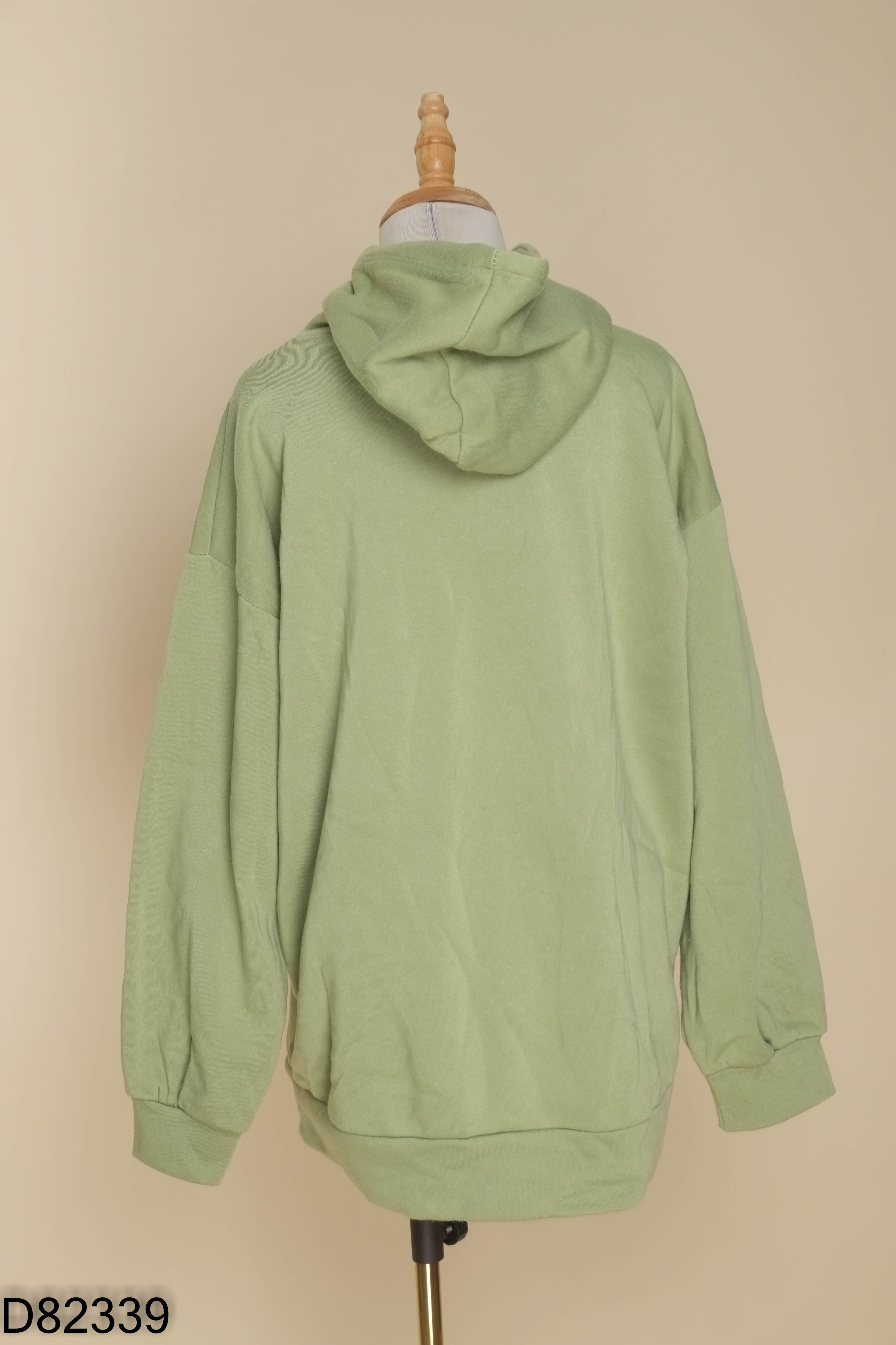 Áo hoodie xanh họa tiết chữ