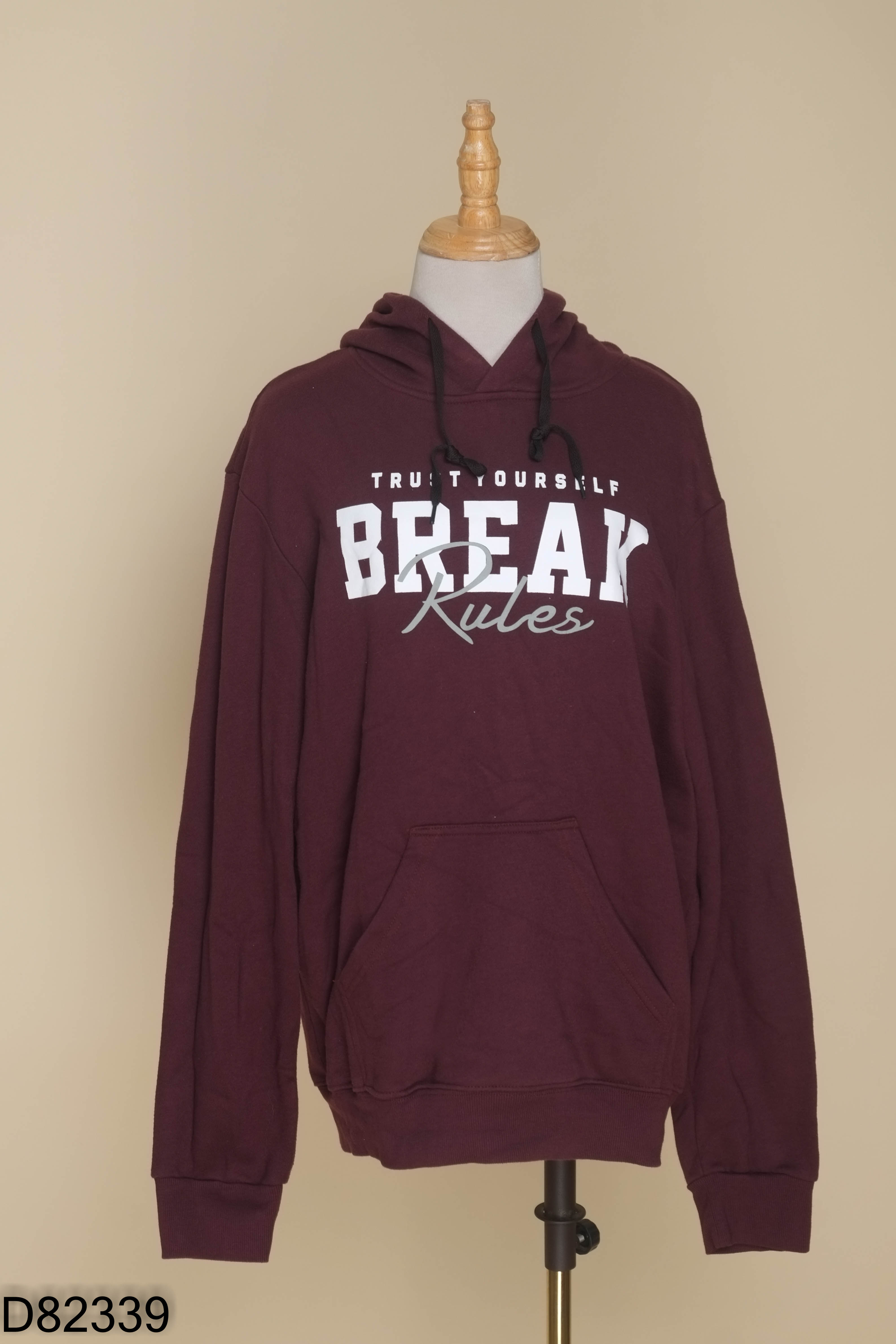 Áo hoodie đỏ đô họa tiết in chữ