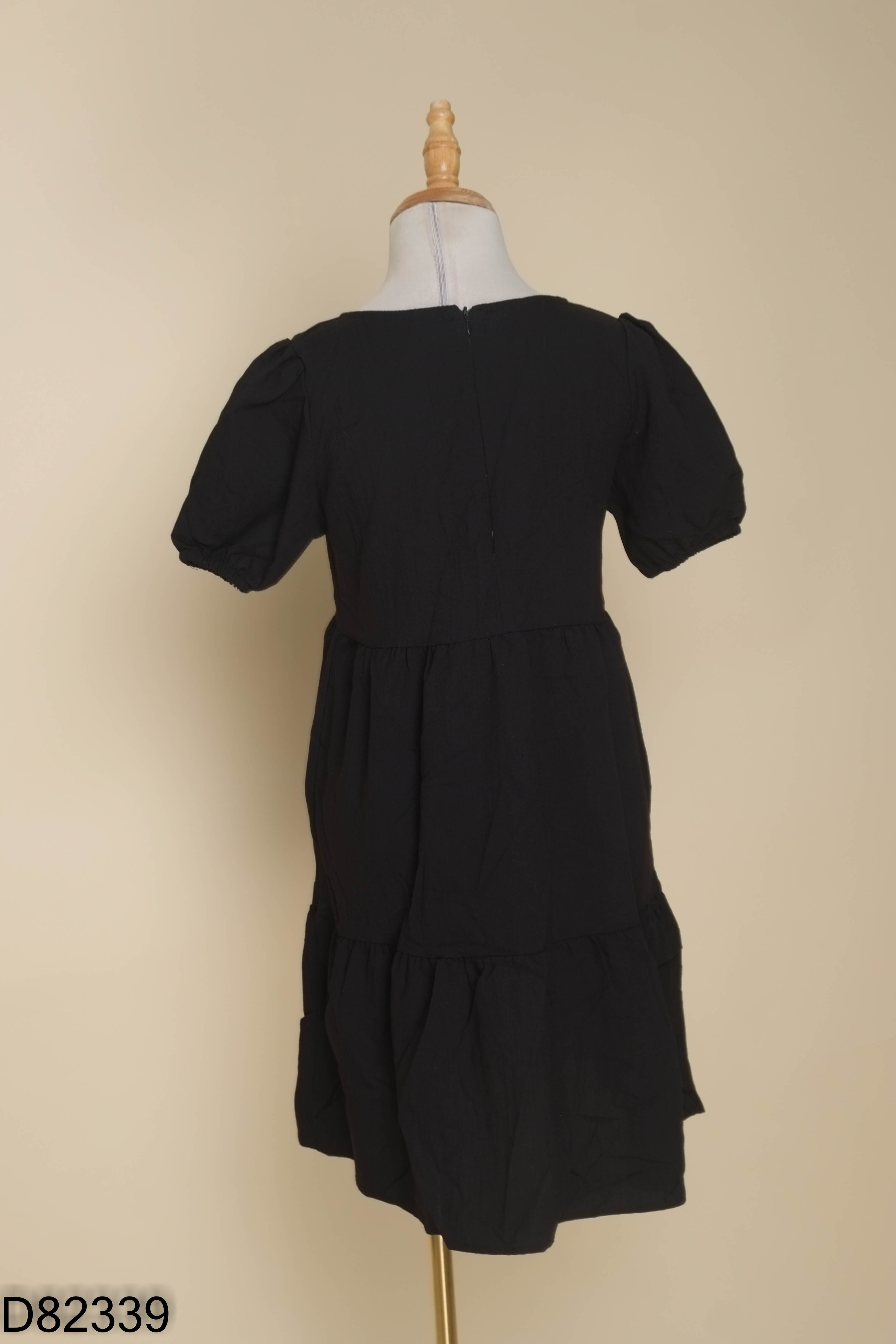 Váy babydoll đen trơn cổ vuông