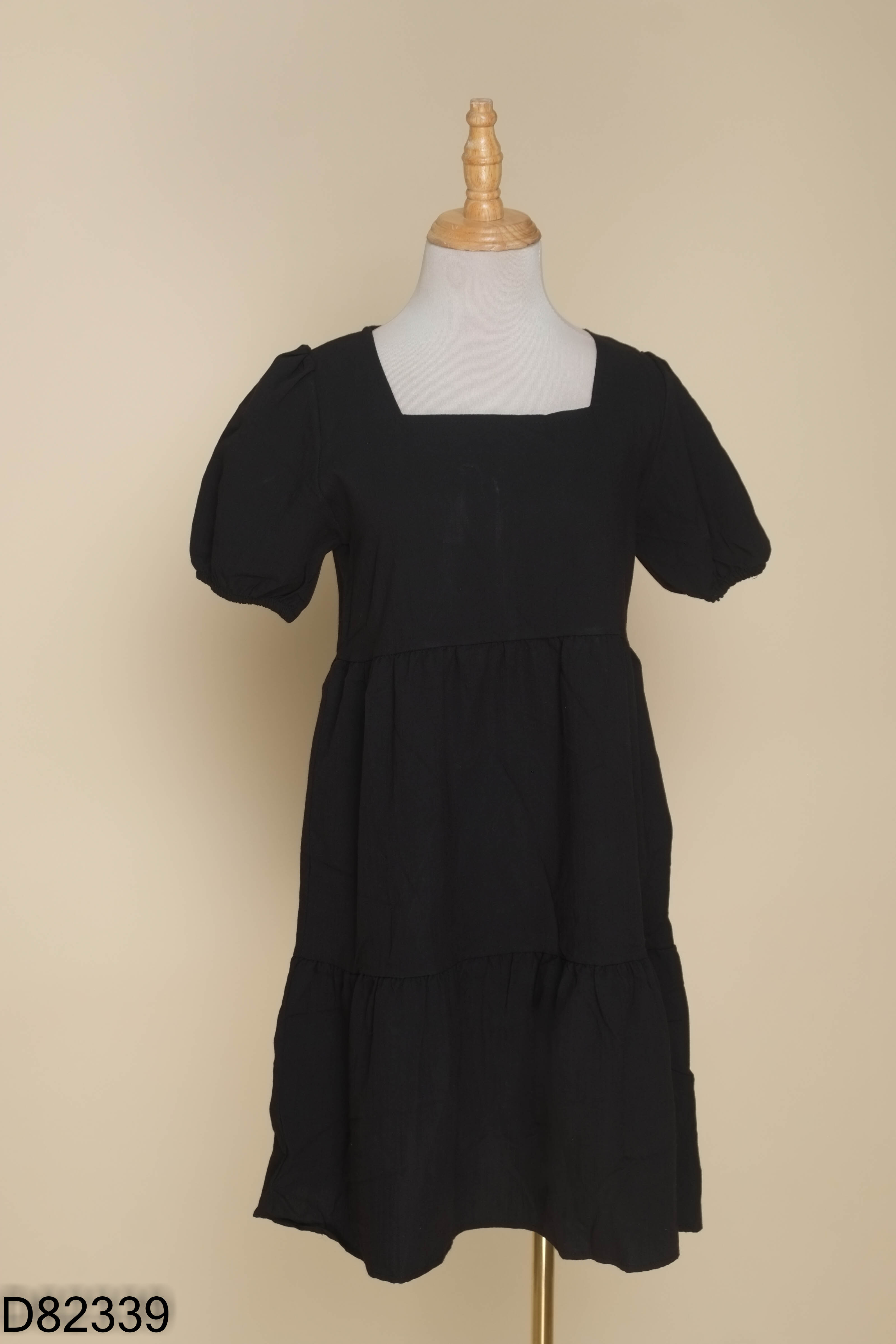 Váy babydoll đen trơn cổ vuông