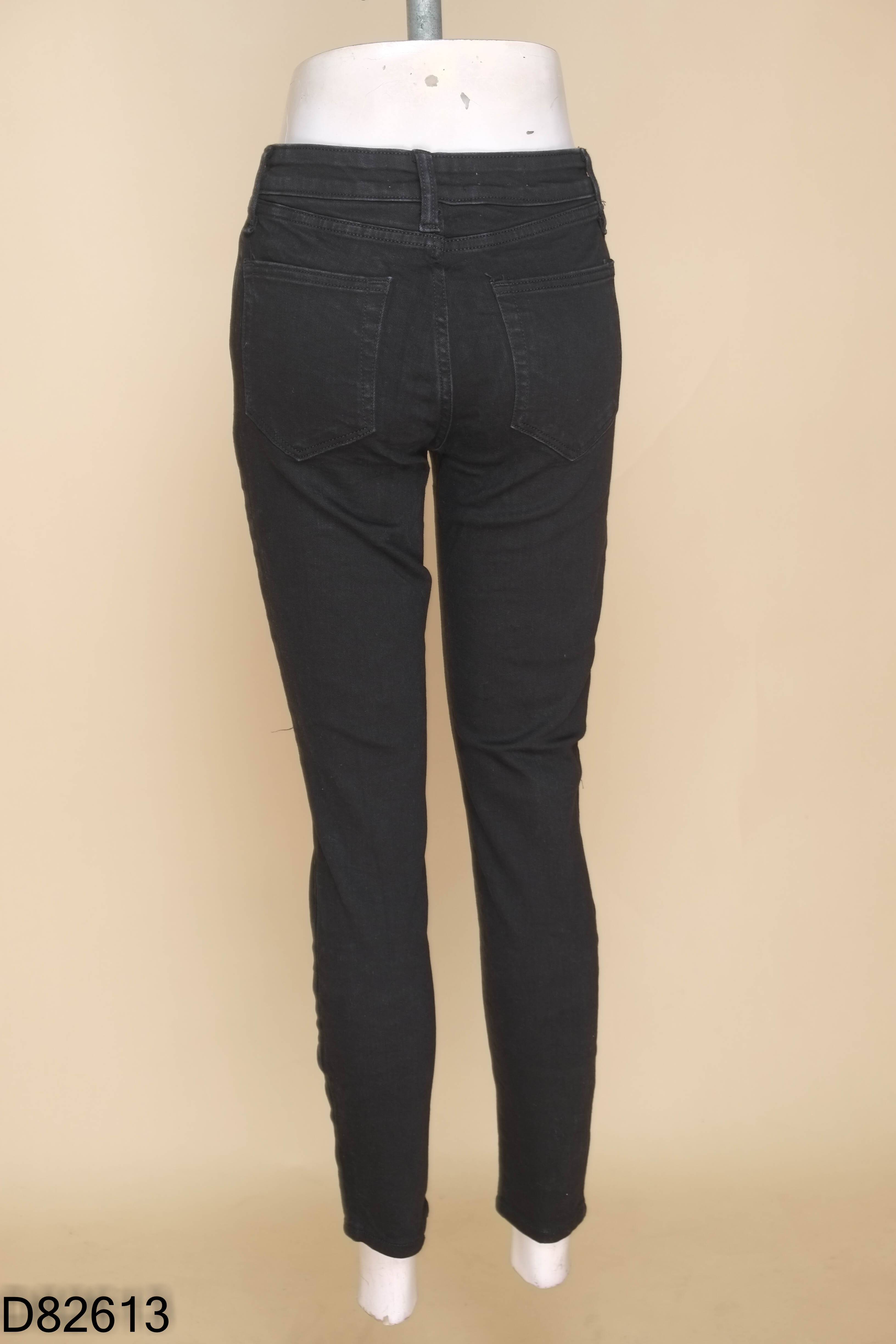 Quần jeans MANGO đen trơn