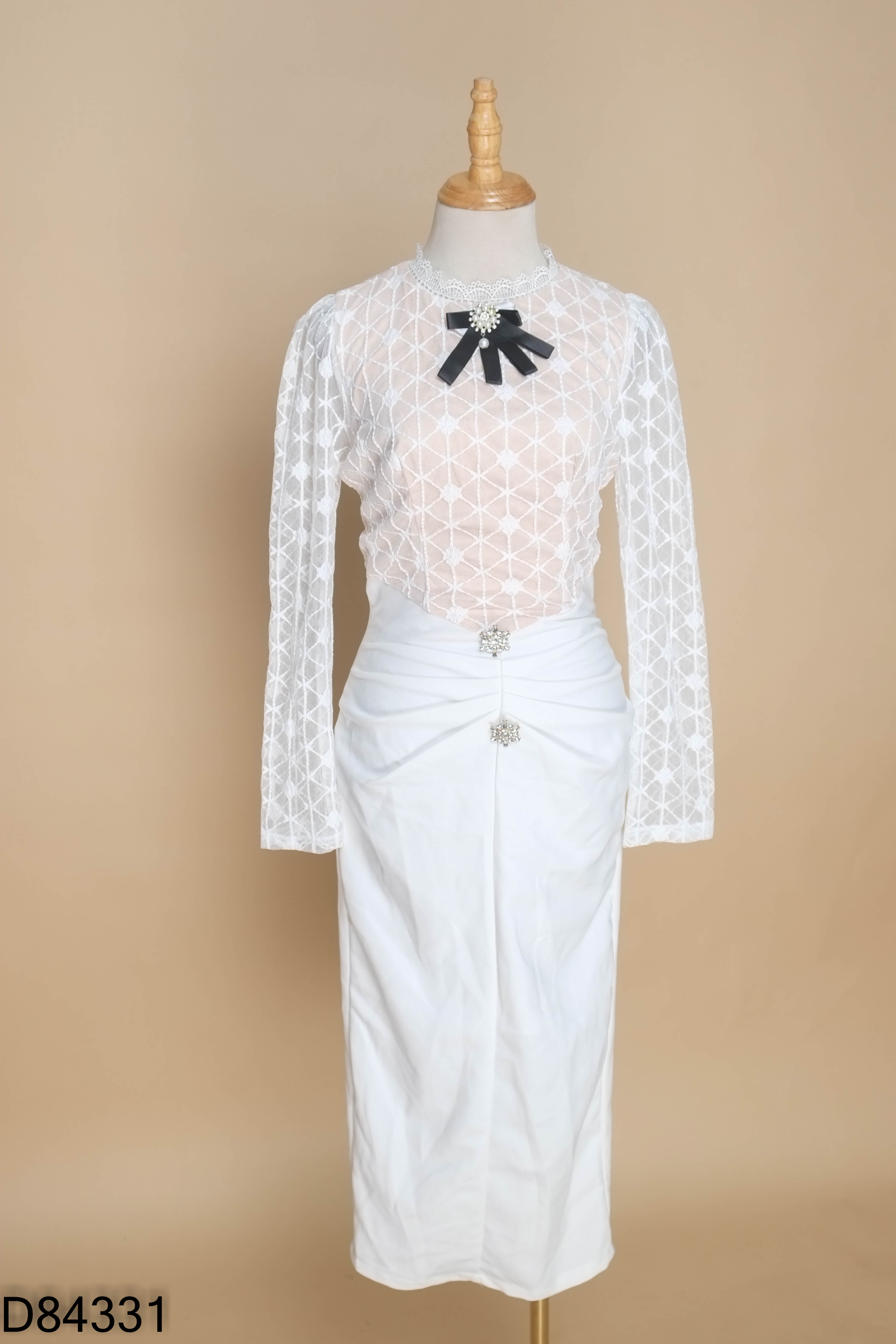 Váy trắng KHÂU DESIGN dính khuy tay lưới