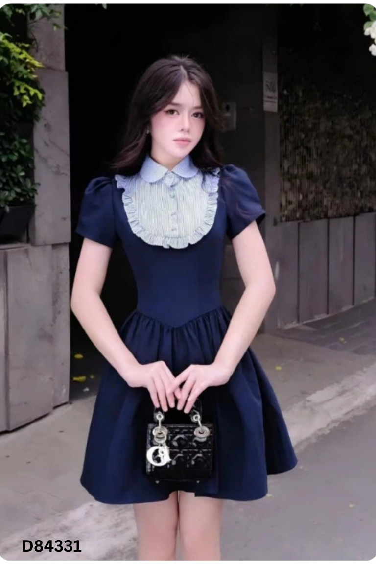 Váy xanh xòe cổ kẻ