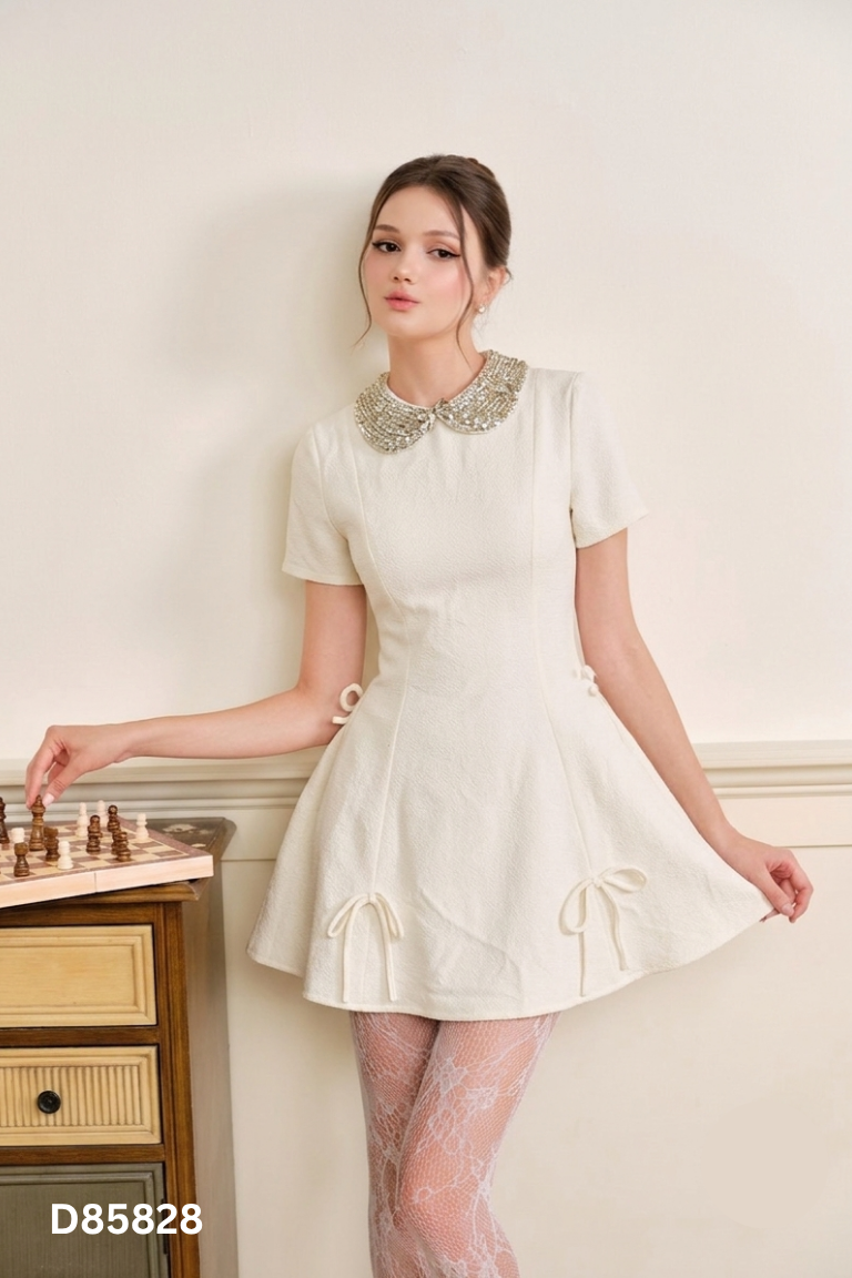 Váy H.I.U be cổ đính cườm
