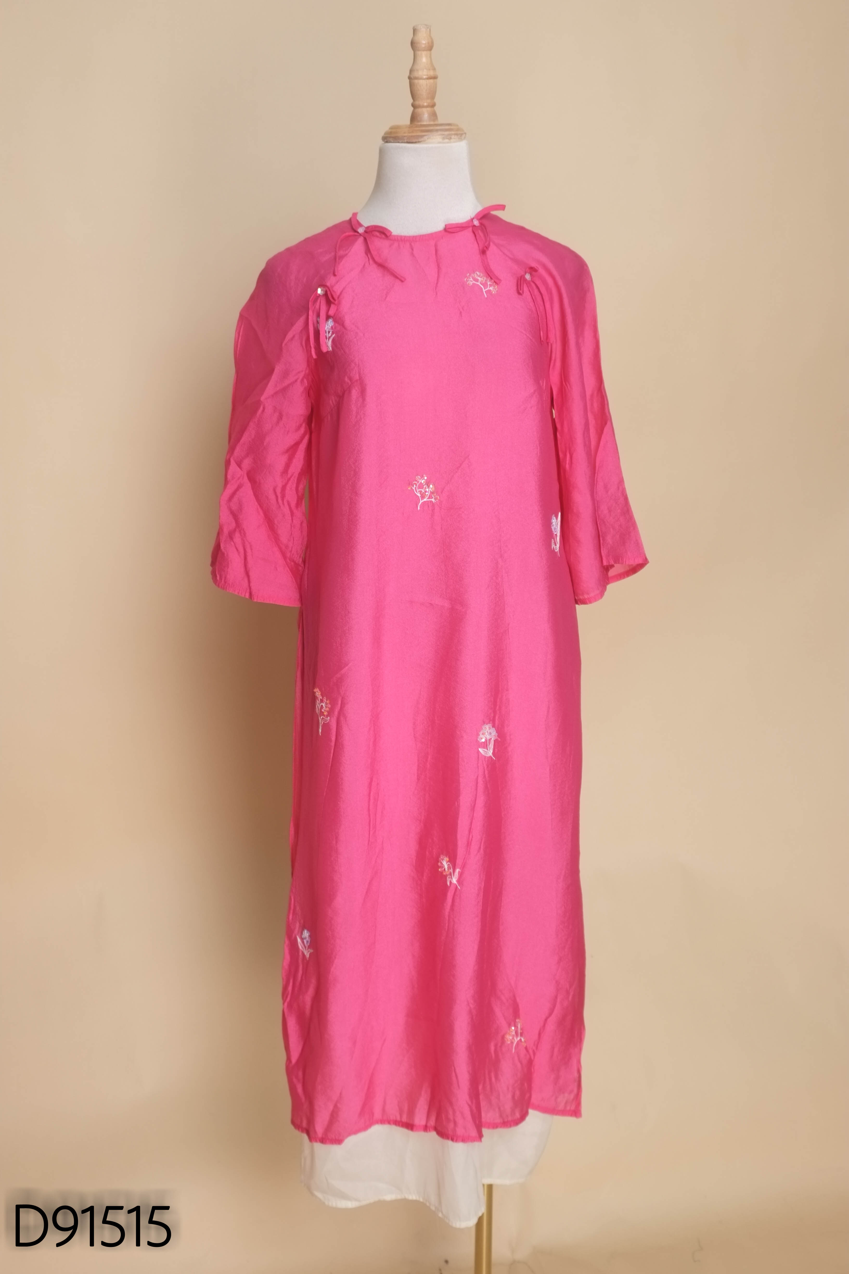 Áo dài voan hồng thêu hoa