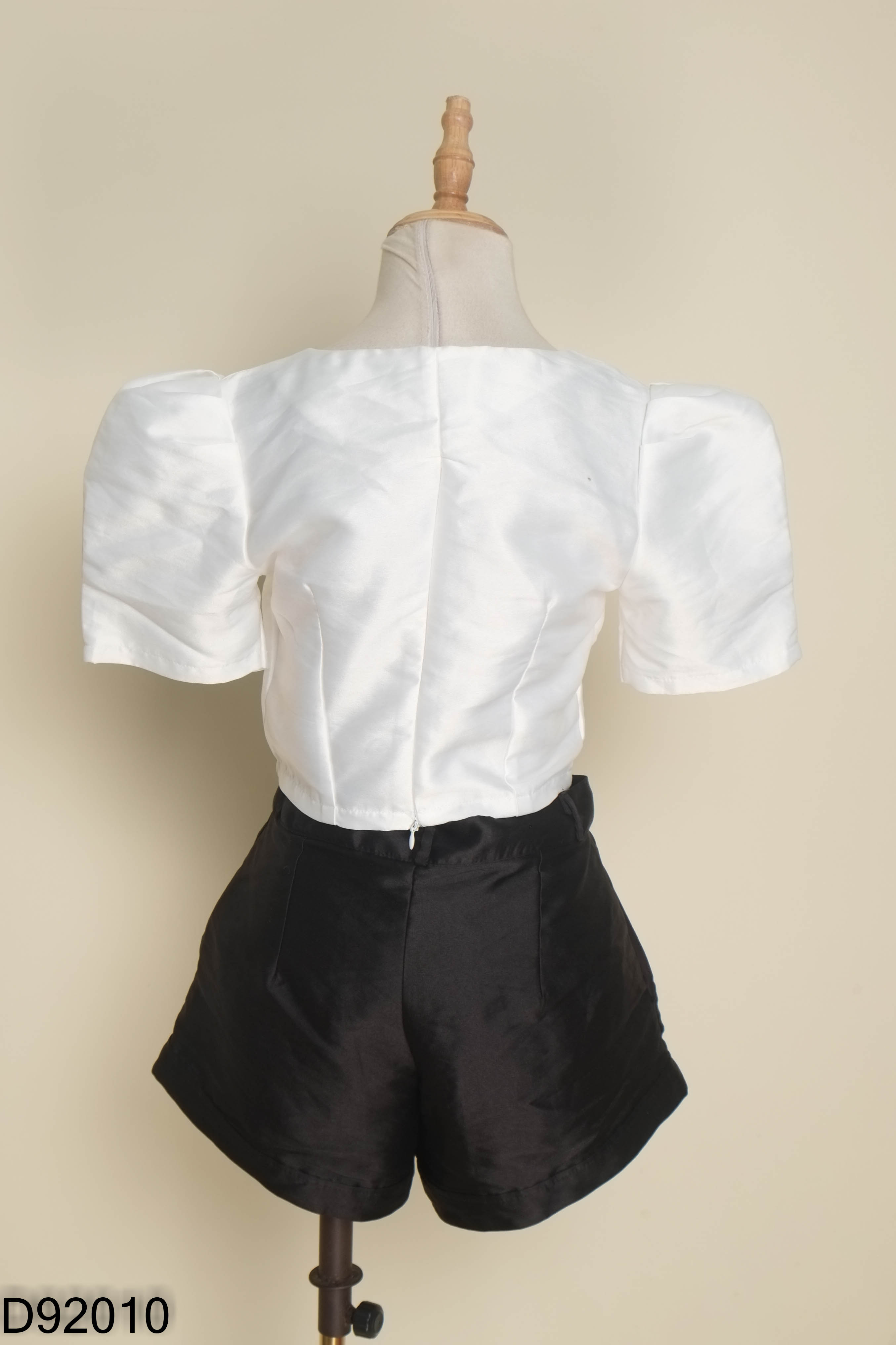 Set Áo taffta trắng nơ đen + quần shorts