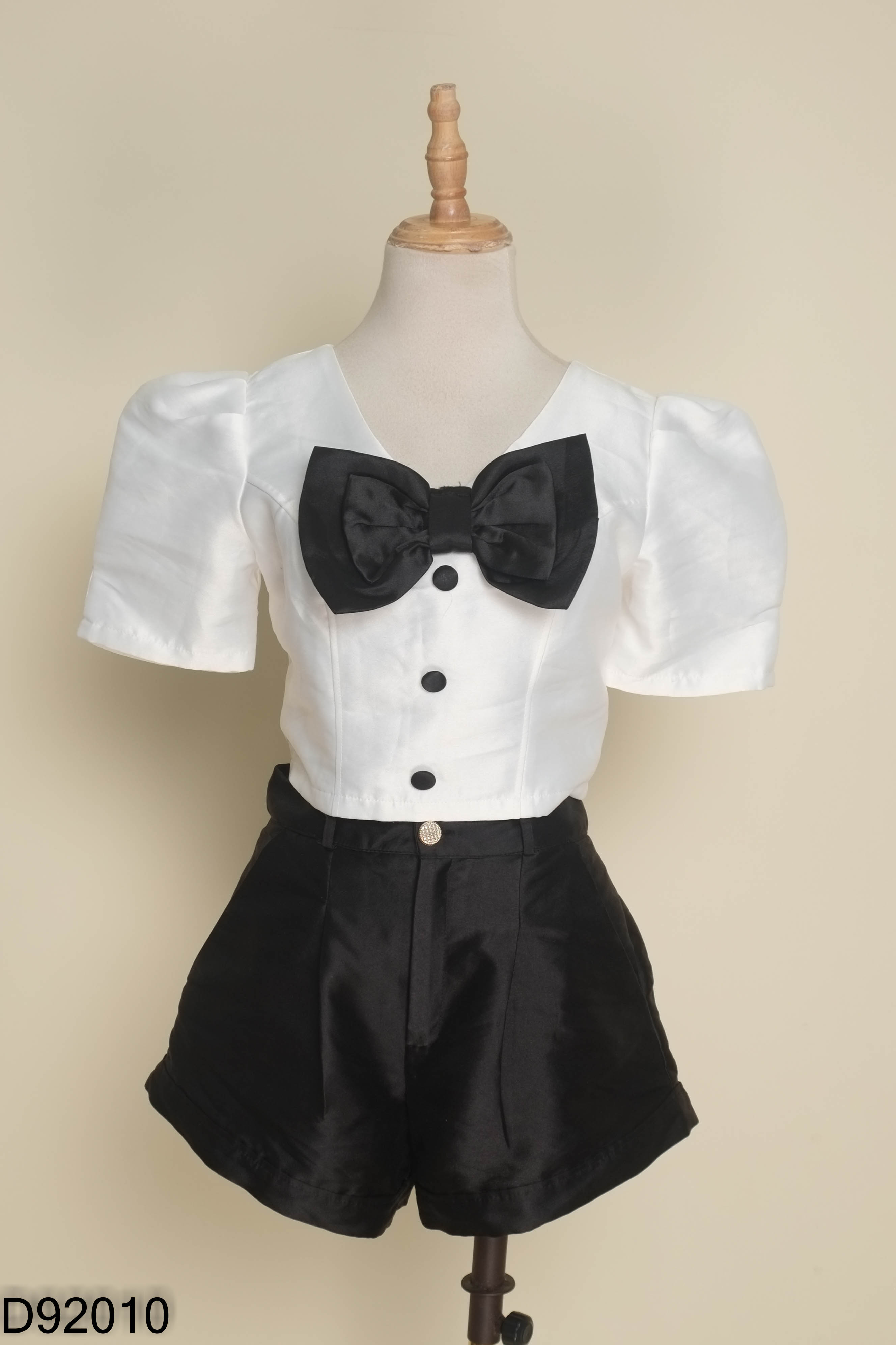 Set Áo taffta trắng nơ đen + quần shorts