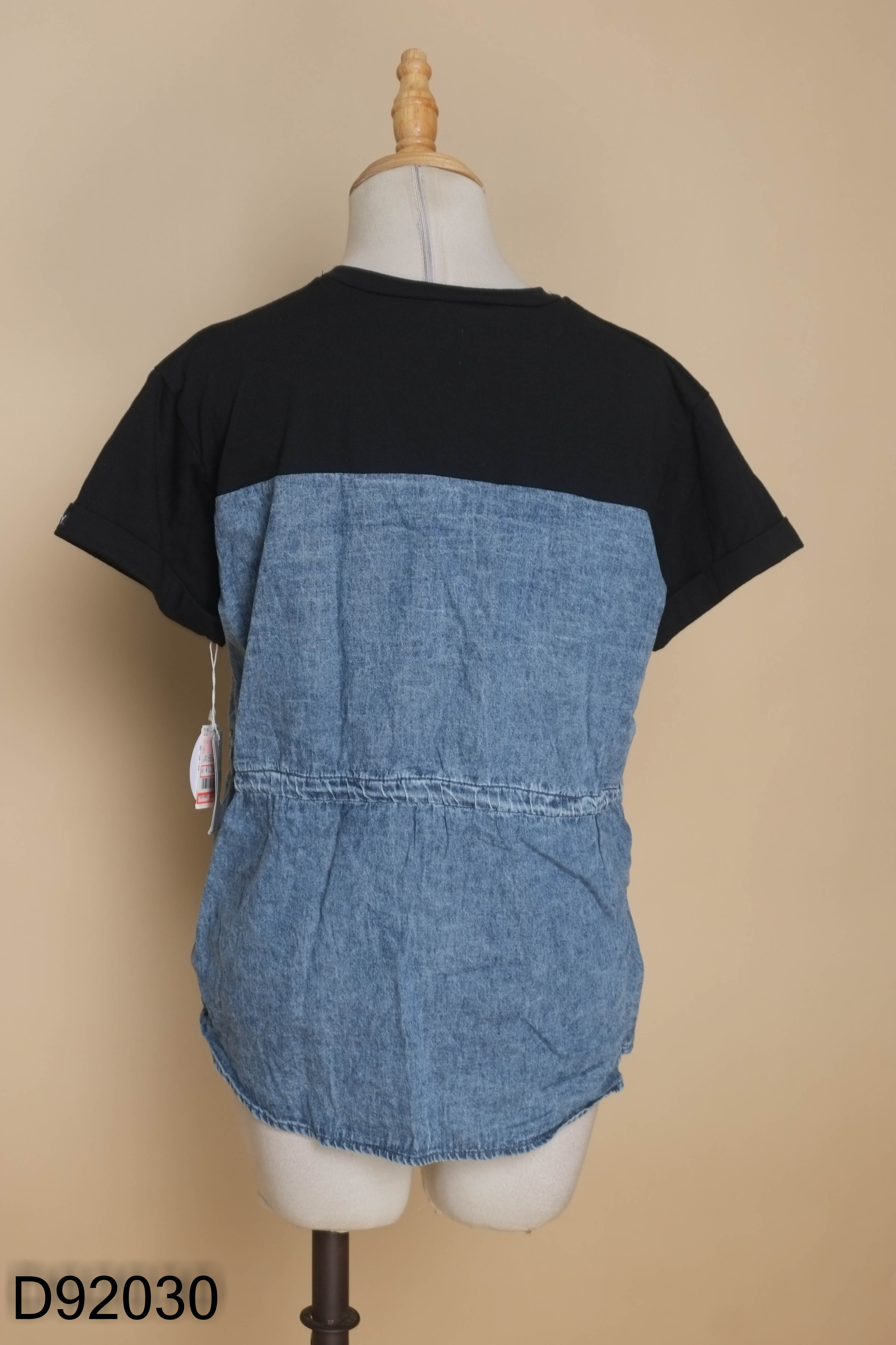 Áo đen phối jeans xanh